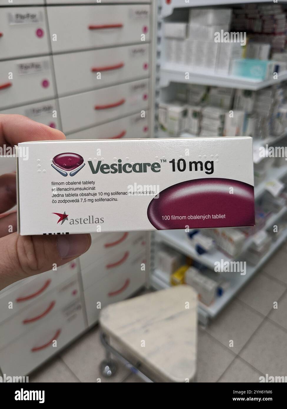 Vesicare von ASTELLAS enthält SOLIFENACIN, das zur Behandlung von überaktiven Blasensymptomen wie Harndrang und -Häufigkeit angewendet wird, indem es die Blasenmuskulatur entspannt Stockfoto