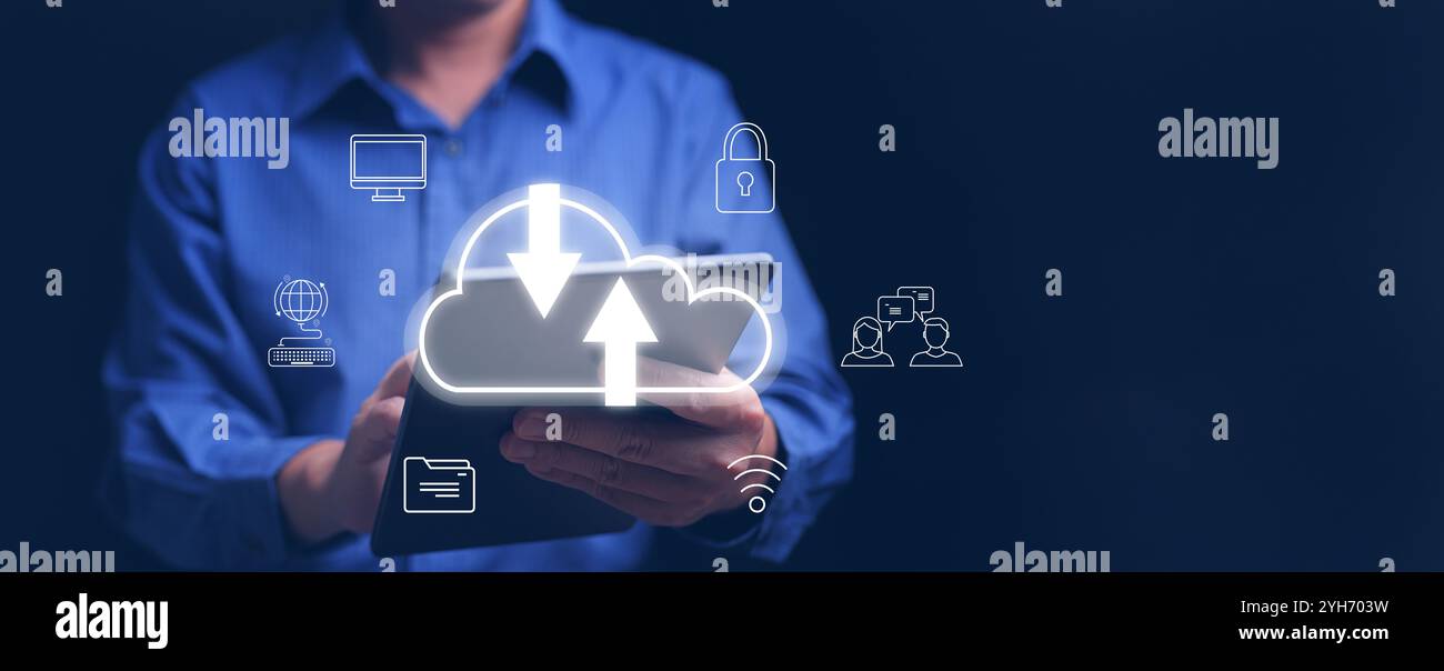 Cloud-Computing-Konzept. Ein Mann, der Cloud-Computing-Service auf einem Tablet nutzt, um Zugriff auf Dateien zu ermöglichen und sicher mit Freunden in Verbindung zu bleiben Stockfoto
