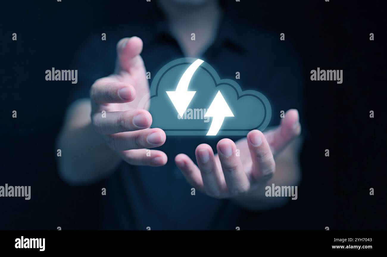 Cloud-Computing-Konzept. Ein Mann, der Cloud-Computing-Service in seinen Händen nutzt, um über das Internet auf Dateien und Ressourcen zuzugreifen und diese zu verwalten Stockfoto