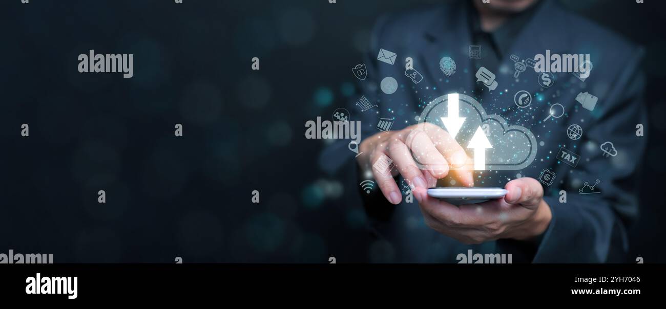 Cloud-Computing-Konzept. Ein Geschäftsmann, der Cloud-Computing-Service über ein Smartphone nutzt, um sicher auf Dateien und andere Ressourcen zugreifen zu können Stockfoto