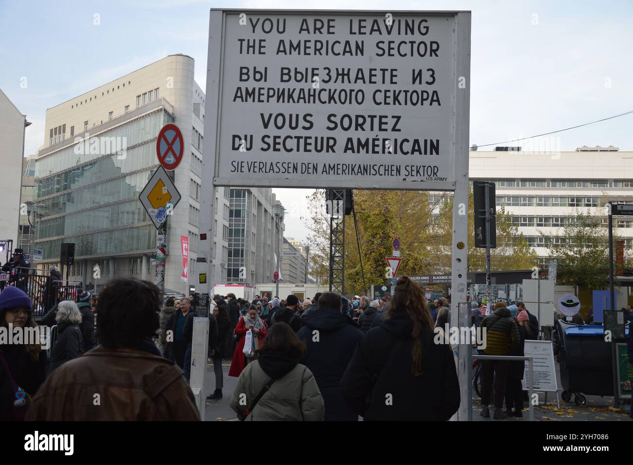 Berlin, Deutschland - 9. November 2024 - Checkpoint Charlie - Fall der Berliner Mauer vor 35 Jahren. (Foto: Markku Rainer Peltonen) Stockfoto