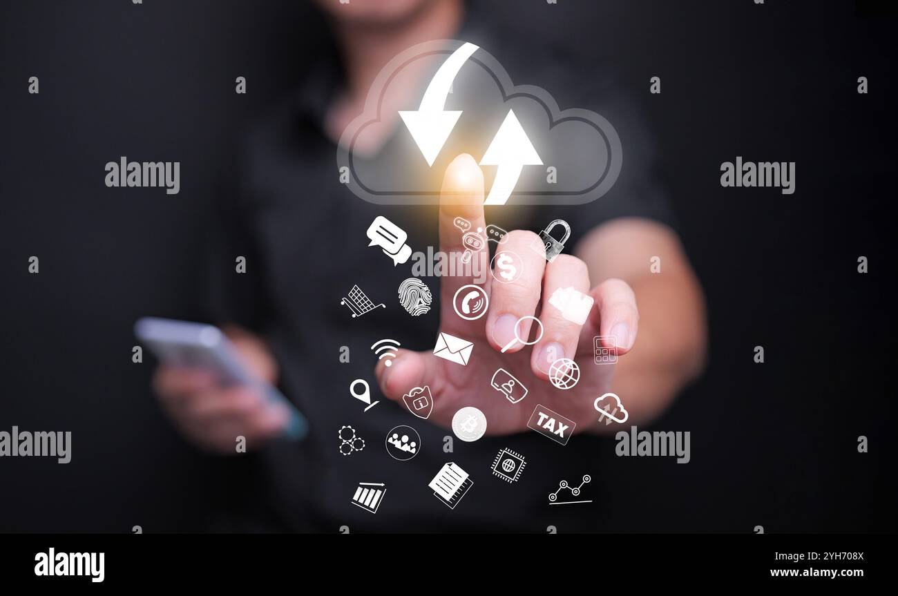 Cloud-Computing-Konzept. Ein Mann, der Cloud-Computing-Service nutzt, um sicheren Zugriff auf Dateien, Dienste und andere Ressourcen über das Internet zu ermöglichen Stockfoto