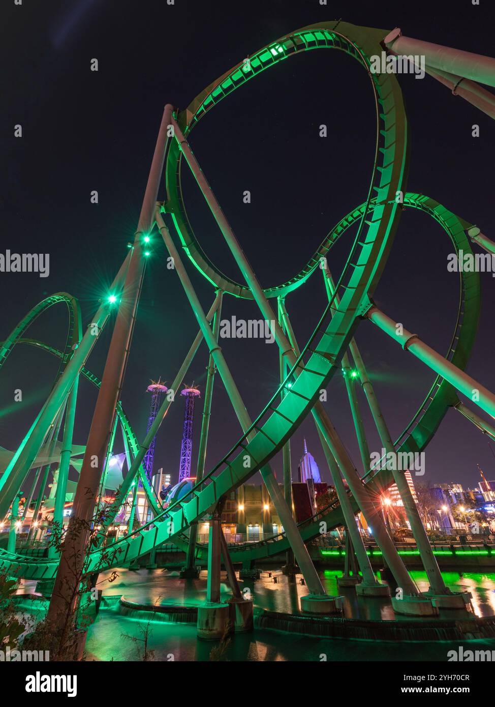 Aufregende nächtliche Hulk-Achterbahnfahrt auf Islands of Adventure Orlando Stockfoto