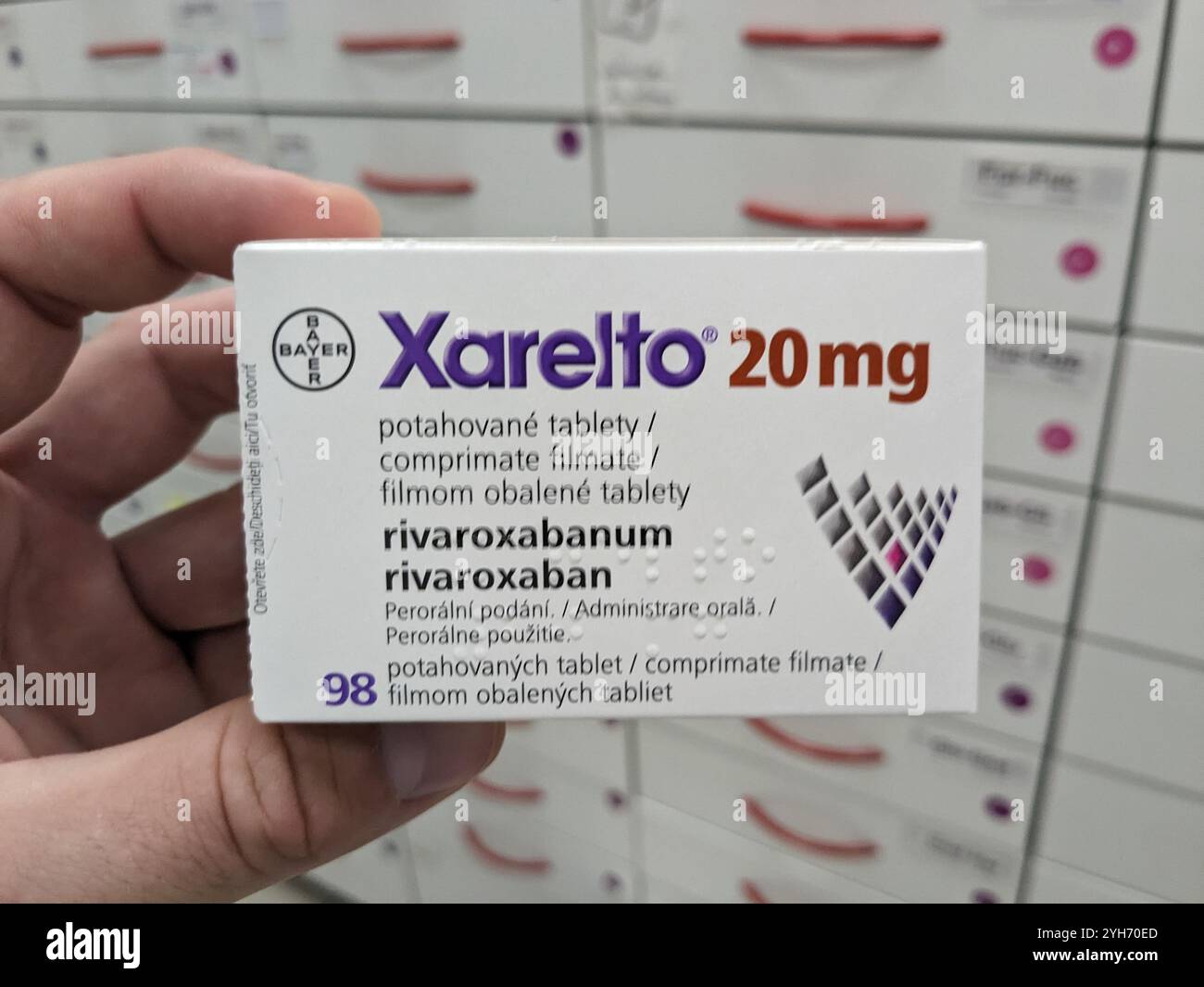 XARELTO Schachtel mit RIVAROXABAN Wirkstoff von BAYER zur Vorbeugung und Behandlung von Blutgerinnseln und Schlaganfällen. Stockfoto