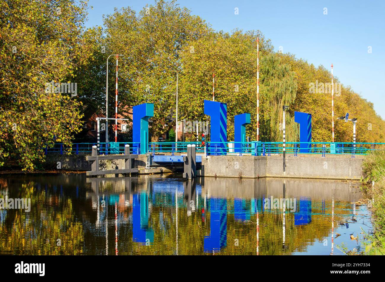 Gouda, Niederlande, 3. November 2024: Brücke über den Breevaart-Kanal an einem sonnigen Herbsttag Stockfoto