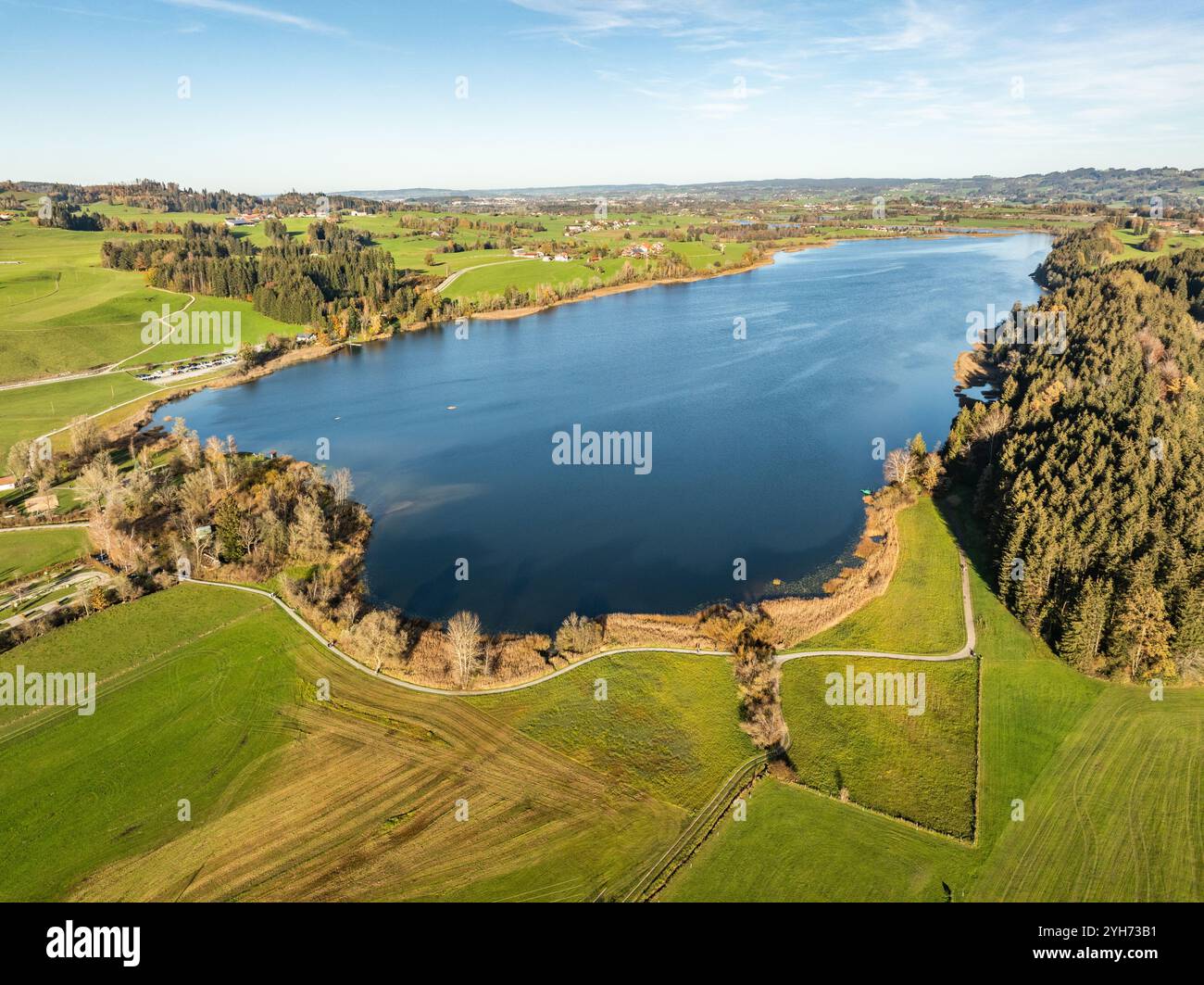 Luftbild vom Niedersobthofener See zwischen Weiden und bunten Herbstwäldern im oberen Allgäu bei Kempten Stockfoto