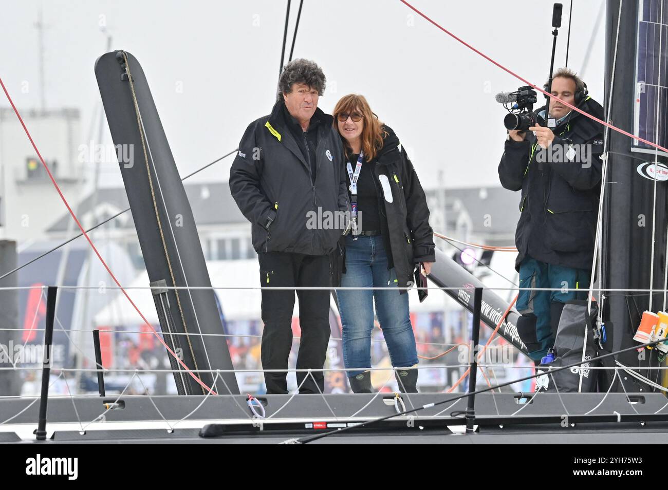 Jean Le Cam und seine Frau bei der Abreise der Vendee Globe 2024 in Les Sables-d’Olonne am 10. November 2024. Foto: Tomas Stevens/ABACAPRESS. COM Credit: Abaca Press/Alamy Live News Stockfoto