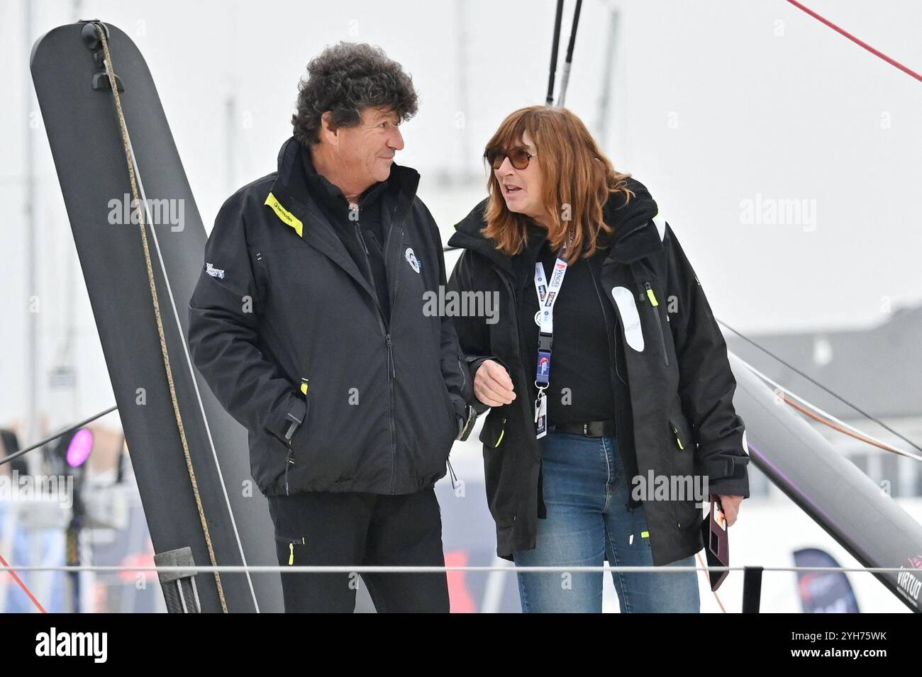 Jean Le Cam und seine Frau bei der Abreise der Vendee Globe 2024 in Les Sables-d’Olonne am 10. November 2024. Foto: Tomas Stevens/ABACAPRESS. COM Credit: Abaca Press/Alamy Live News Stockfoto