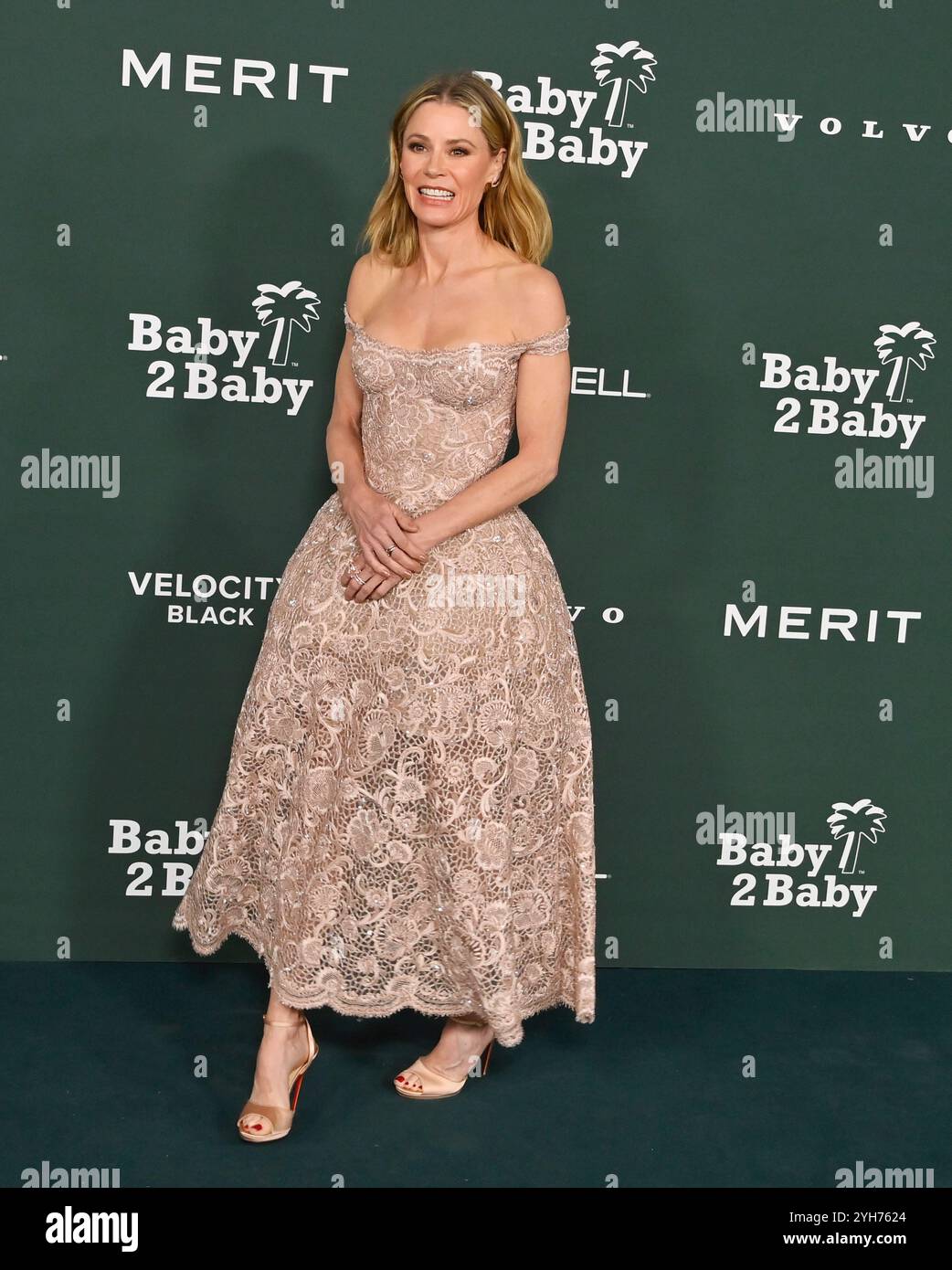 Los Angeles, Usa. November 2024. Julie Bowen nimmt am Samstag, 9. November 2024, an der jährlichen Baby2Baby-Gala im Pacific Design Center in West Hollywood, Kalifornien Teil. Die Veranstaltung bringt jährlich Millionen von Dollar auf, um Baby2Baby Arbeit für Kinder, die in Armut leben, zu ermöglichen. Foto: Jim Ruymen/UPI Credit: UPI/Alamy Live News Stockfoto