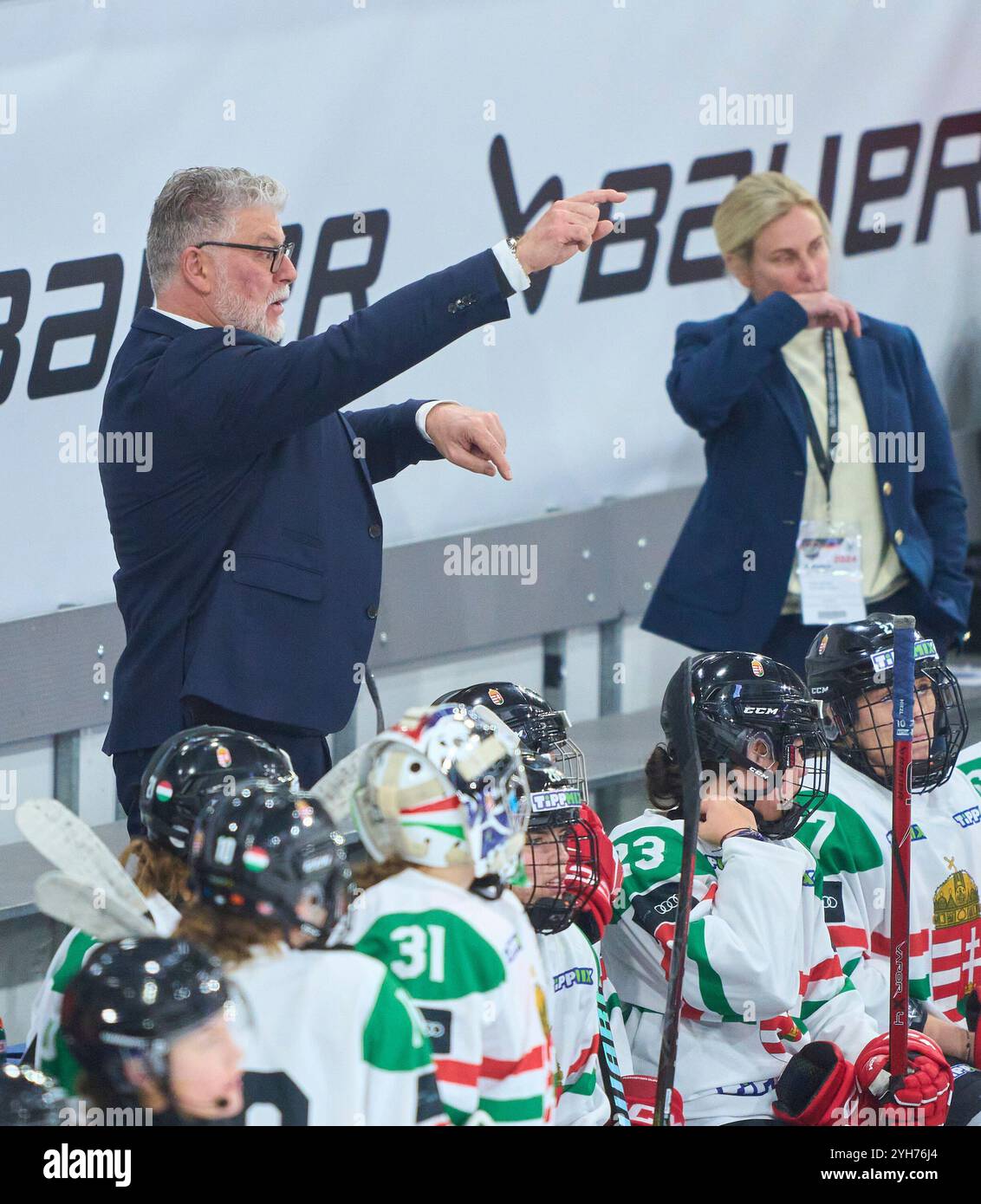 Pat Cortina mit Assistentin Gabriella Gallyas beim Frauenspiel DEUTSCHLAND - UNGARN 3-1 DEB EISHOCKEY DEUTSCHLAND CUP in Landshut, Deutschland, 9. November 2024, Saison 2024/2025. Fotograf: ddp-Bilder/Sternbilder Stockfoto