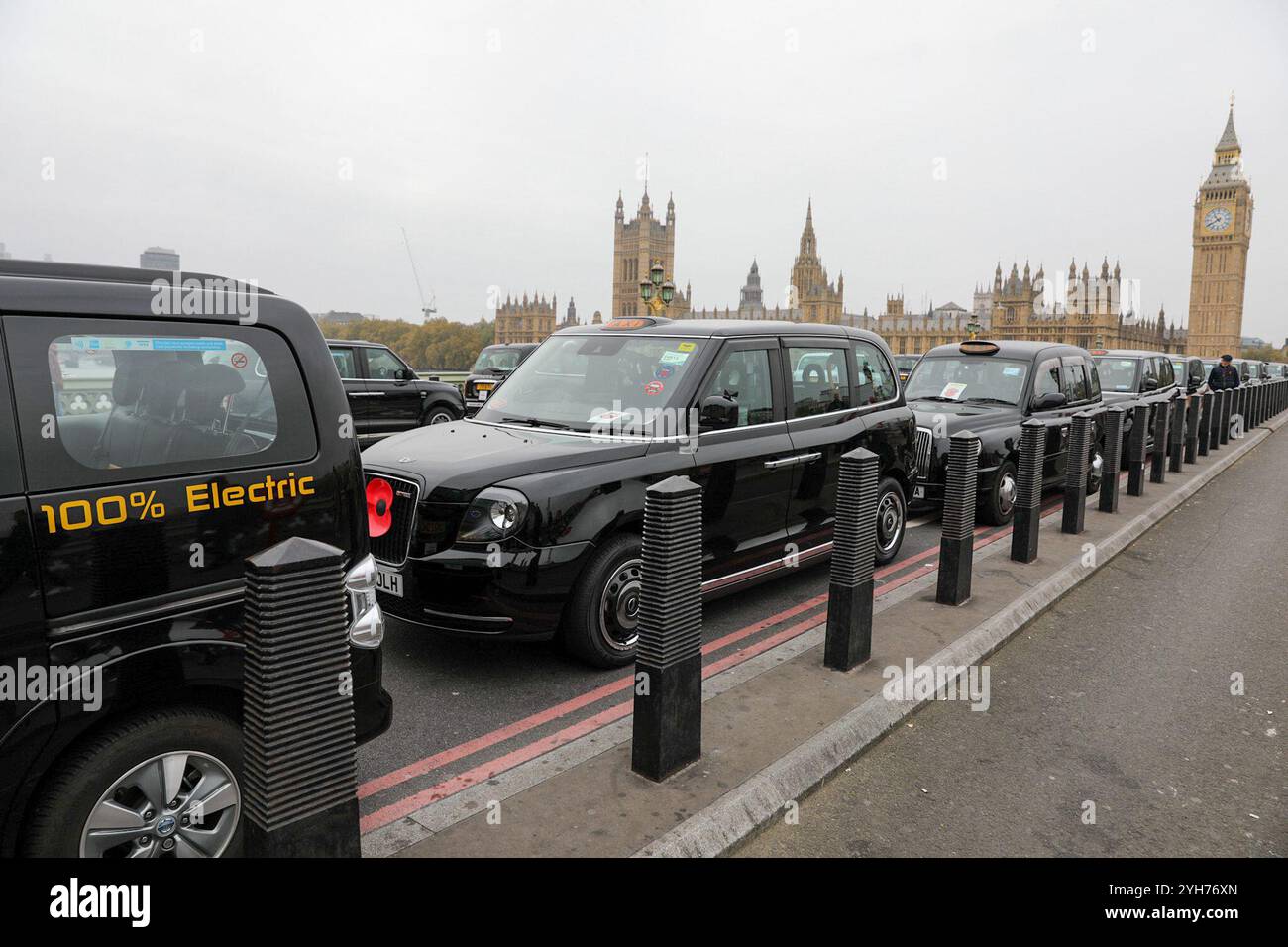 London, Großbritannien, 10. November 2024. Schwarze Taxis stehen an der Westminster Bridge an. Poppy Cabs wurde vor 15 Jahren von Londoner Taxifahrern gegründet und bietet Militärveteranen kostenlose Fahrten an, die an dem jährlichen Remembrance Day Service im Cenotaph in Westminster, London teilnehmen. Inspiriert vom Poppy Appeal der Royal British Legion, bei dem rote Mohnabzeichen gegen Spenden ausgetauscht werden, organisieren sich diese Taxifahrer im Rahmen der „Poppy Cabs“-Initiative. Jedes Jahr bieten Fahrer Veteranen kostenlose Fahrten von den großen Bahnhöfen in ganz London an, um sicherzustellen, dass sie sicher ankommen. James Willoughby/ALAMY Live News Stockfoto