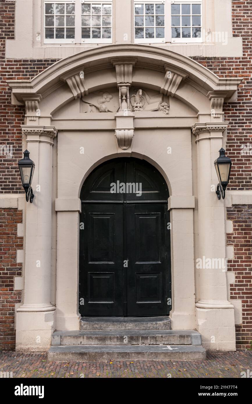 Architektonische Details aus typisch niederländischen Gebäuden in Amsterdam, der Hauptstadt der Niederlande. Stockfoto