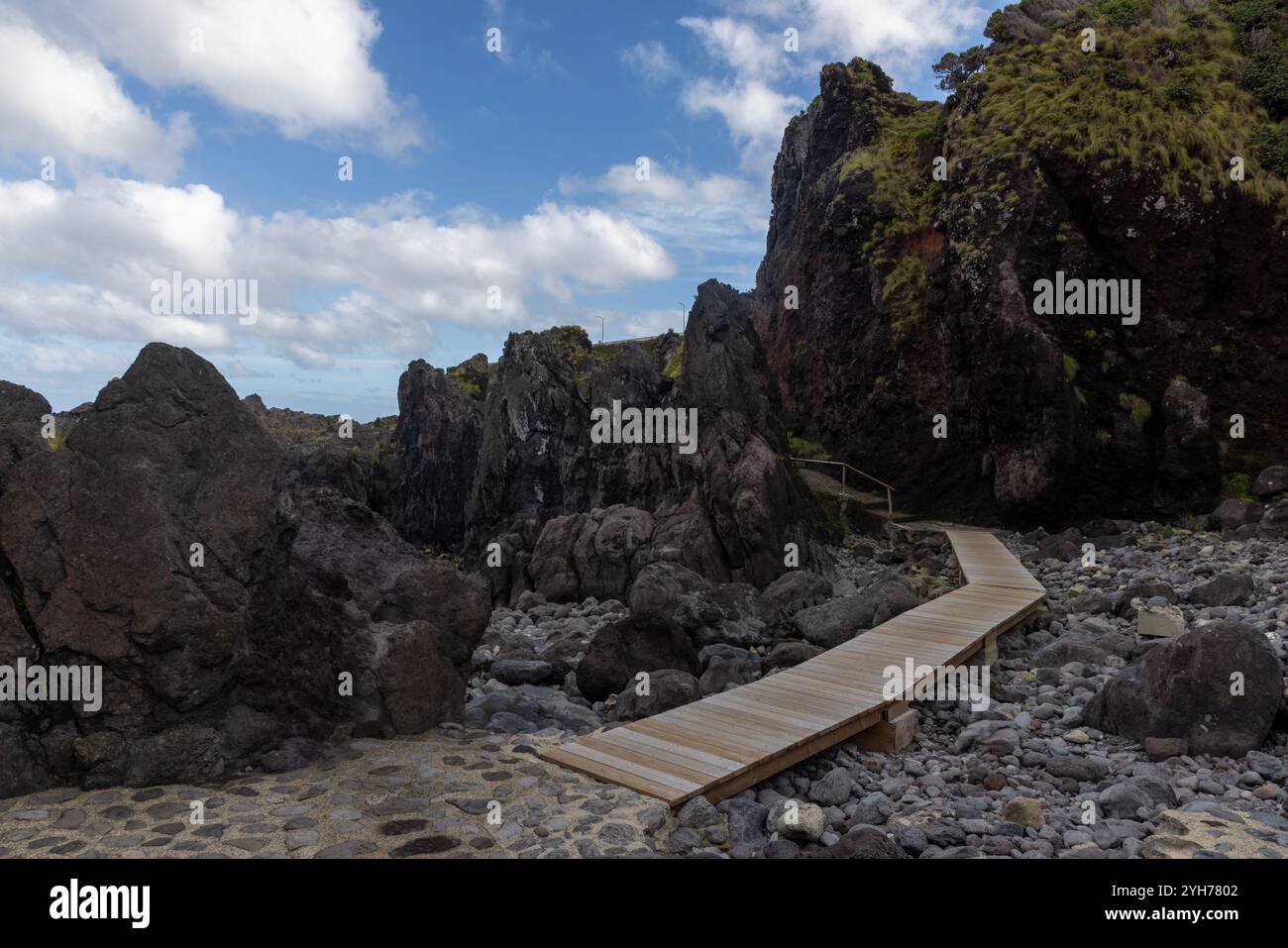Der Schwimmbereich von Boqueirão besteht aus zwei Schwimmbädern: Poca das Mulheres und Poco do Caldeirão, zwei von Felsen umschlossenen, geschützten Naturbecken mit einem Ei Stockfoto
