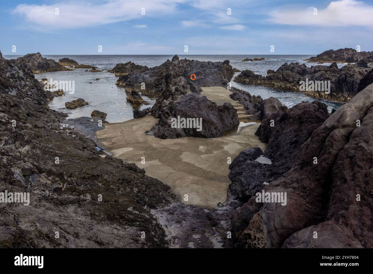 Der Schwimmbereich von Boqueirão besteht aus zwei Schwimmbädern: Poca das Mulheres und Poco do Caldeirão, zwei von Felsen umschlossenen, geschützten Naturbecken mit einem Ei Stockfoto
