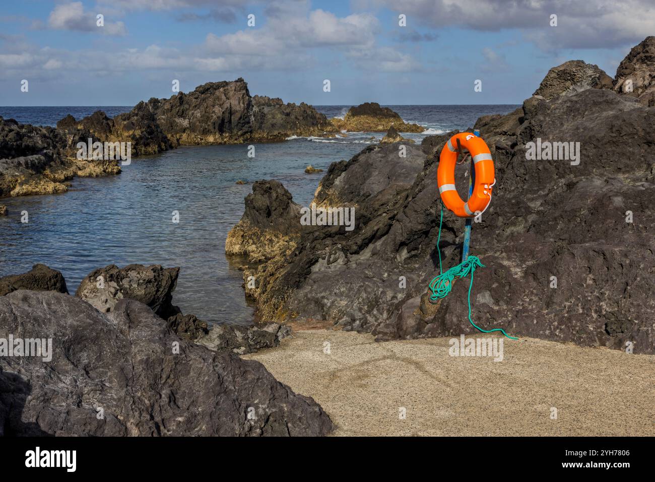 Der Schwimmbereich von Boqueirão besteht aus zwei Schwimmbädern: Poca das Mulheres und Poco do Caldeirão, zwei von Felsen umschlossenen, geschützten Naturbecken mit einem Ei Stockfoto