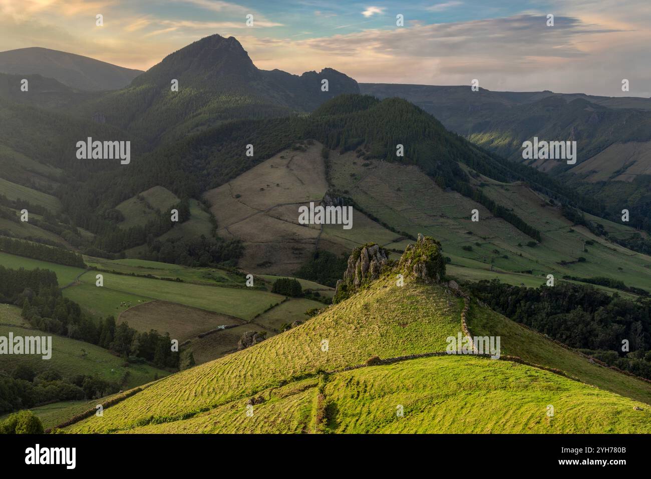Am Aussichtspunkt Pico da Casinha in Flores, Santa Cruz das Flores, können Sie den Pico da Sé, eine fesselnde Lavakuppel, beobachten. Dies ist einzigartig für geologische Zwecke Stockfoto