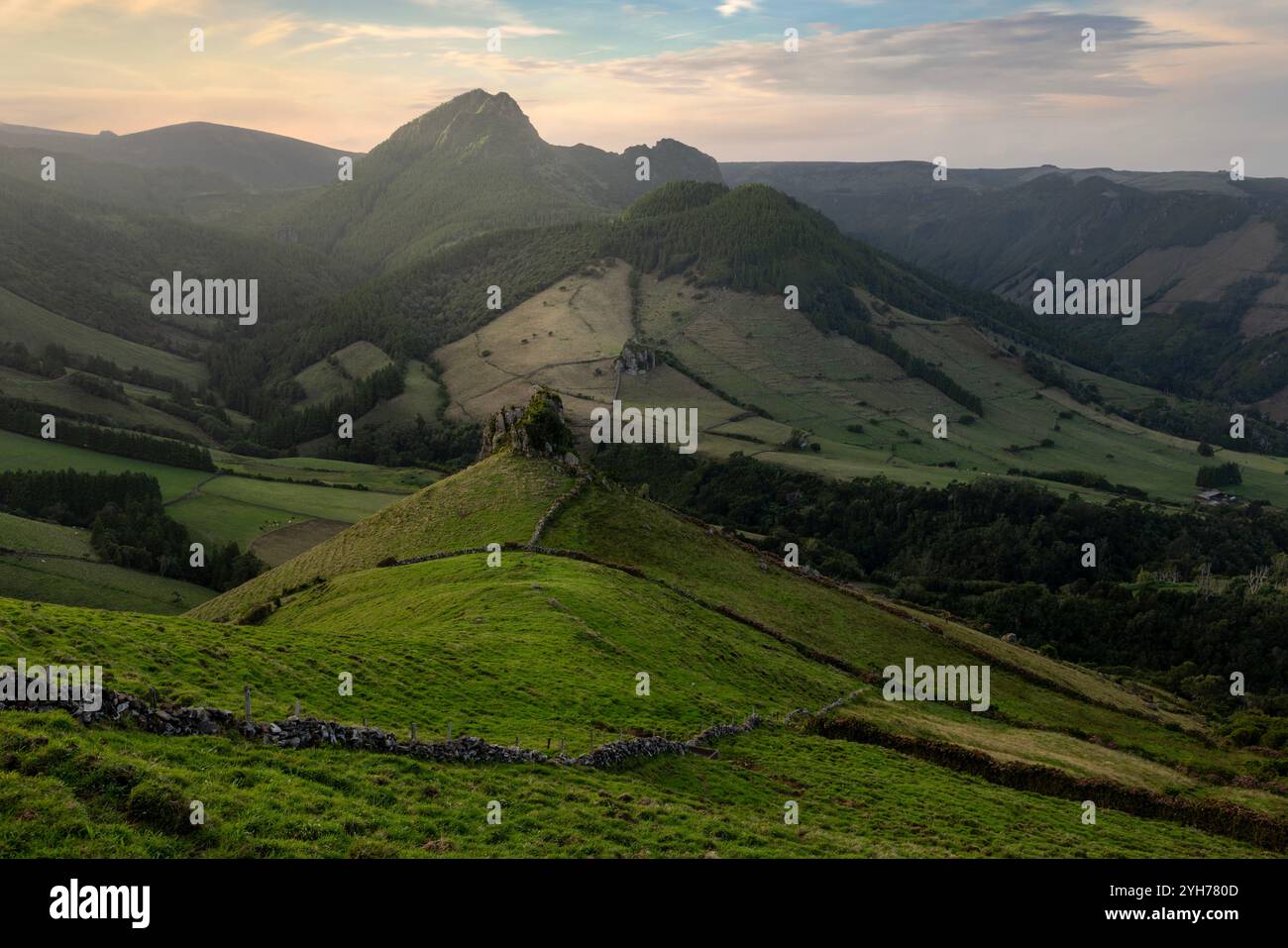 Am Aussichtspunkt Pico da Casinha in Flores, Santa Cruz das Flores, können Sie den Pico da Sé, eine fesselnde Lavakuppel, beobachten. Dies ist einzigartig für geologische Zwecke Stockfoto