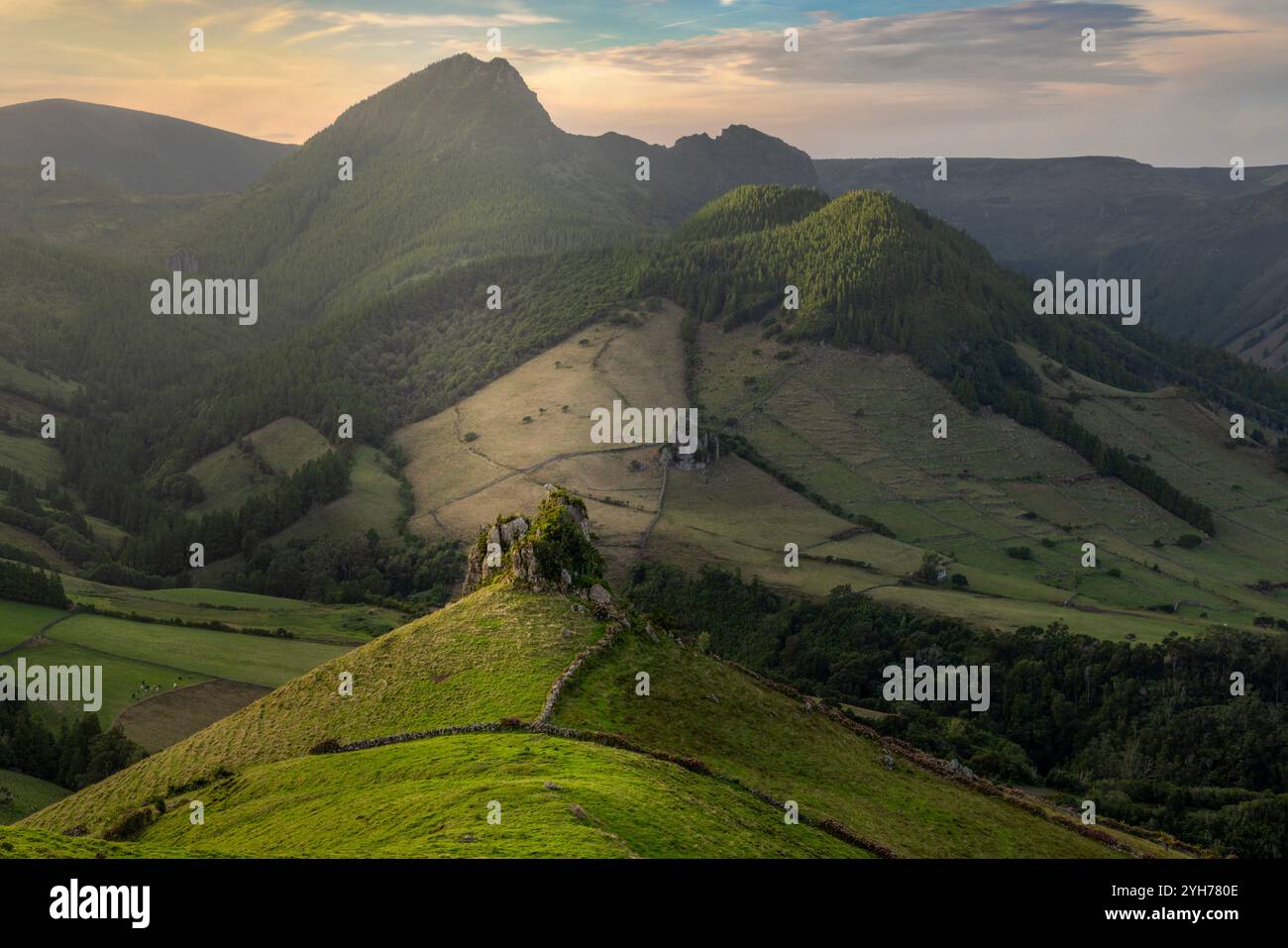 Am Aussichtspunkt Pico da Casinha in Flores, Santa Cruz das Flores, können Sie den Pico da Sé, eine fesselnde Lavakuppel, beobachten. Dies ist einzigartig für geologische Zwecke Stockfoto