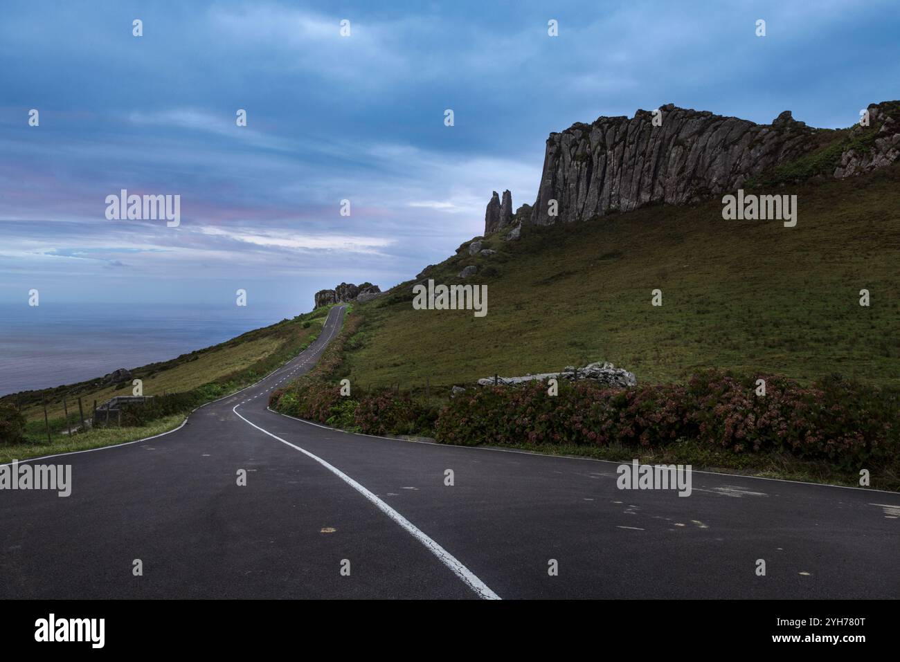 An der Südküste von Flores, Azoren, steht diese Felsformation, bekannt als Rocha dos Frades, was auf Portugiesisch „Felsen der Mönche“ bedeutet. Bei näherem Stockfoto