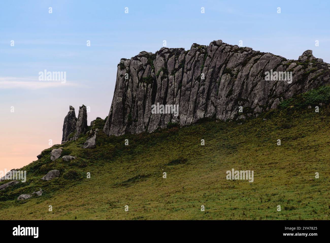 An der Südküste von Flores, Azoren, steht diese Felsformation, bekannt als Rocha dos Frades, was auf Portugiesisch „Felsen der Mönche“ bedeutet. Bei näherem Stockfoto