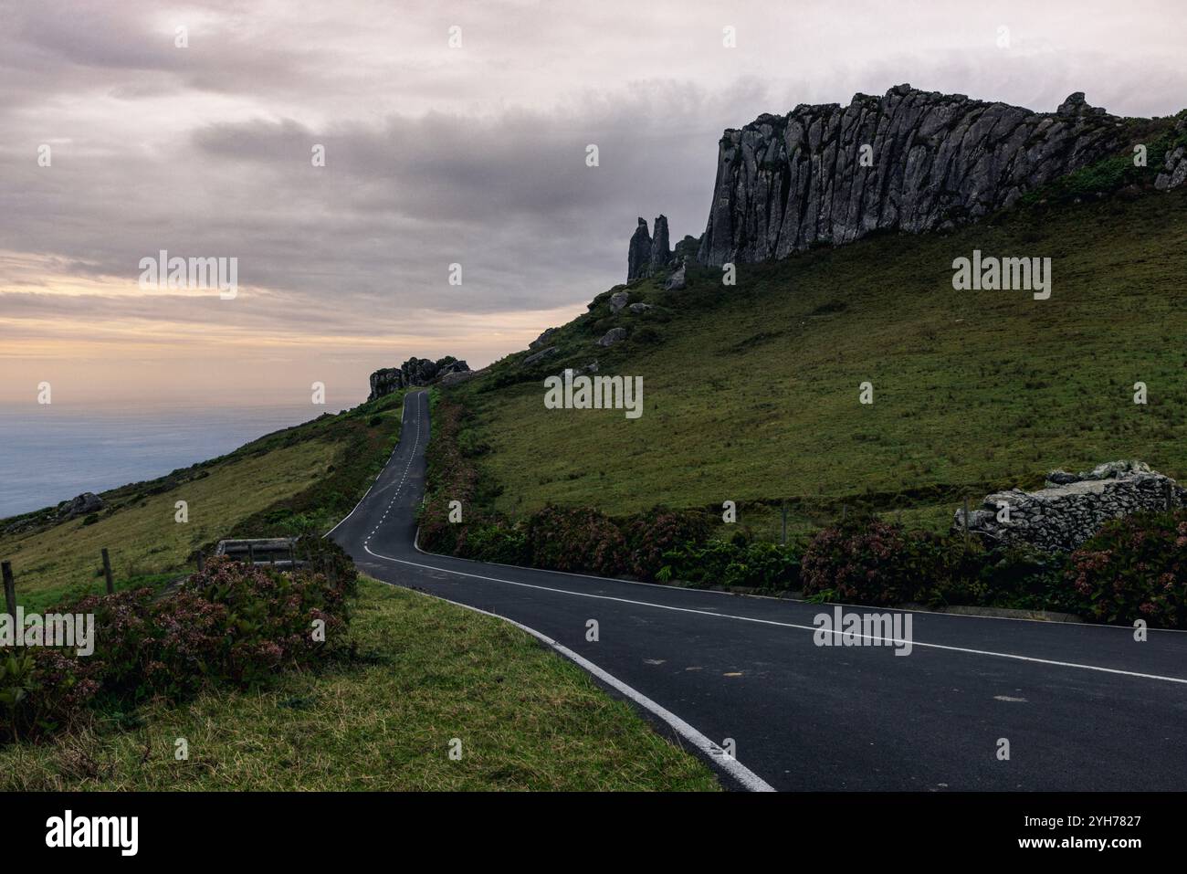 An der Südküste von Flores, Azoren, steht diese Felsformation, bekannt als Rocha dos Frades, was auf Portugiesisch „Felsen der Mönche“ bedeutet. Bei näherem Stockfoto