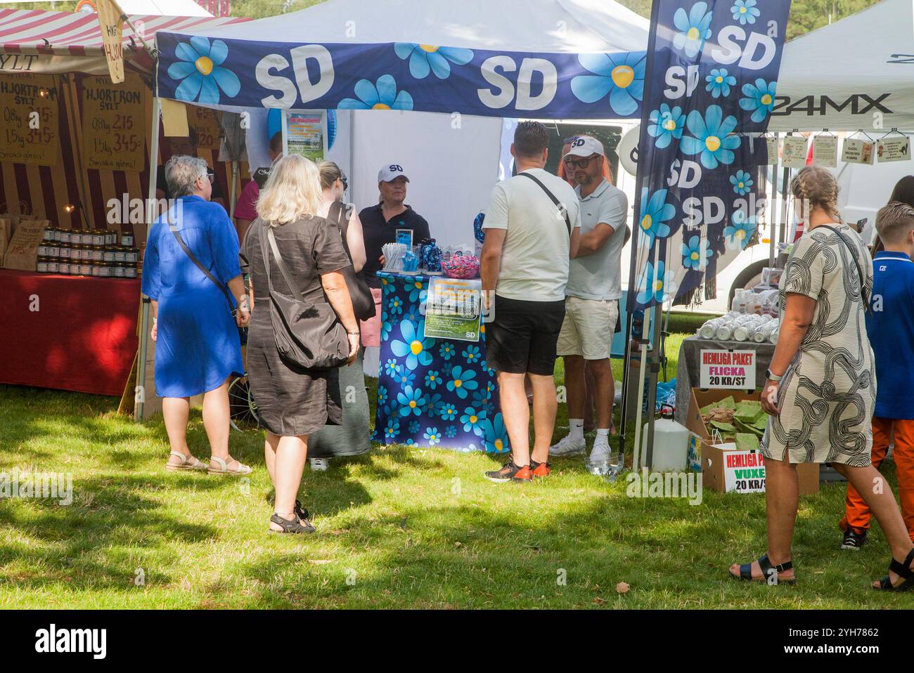 Die schwedische rechte Partei Schweden Demokraten rekrutiert neue Mitglieder auf einem Sommermarkt. Stockfoto