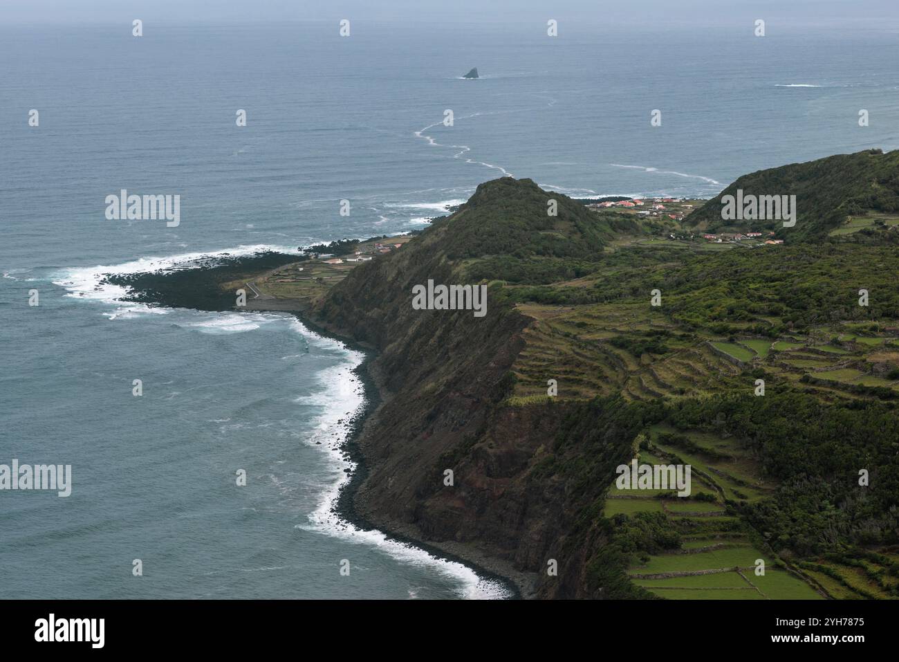 In der Gemeinde Lajes das Flores, im portugiesischen Archipel der Azoren, liegt Fajã Grande. Insbesondere hat sie die Unterscheidung des Seins Stockfoto