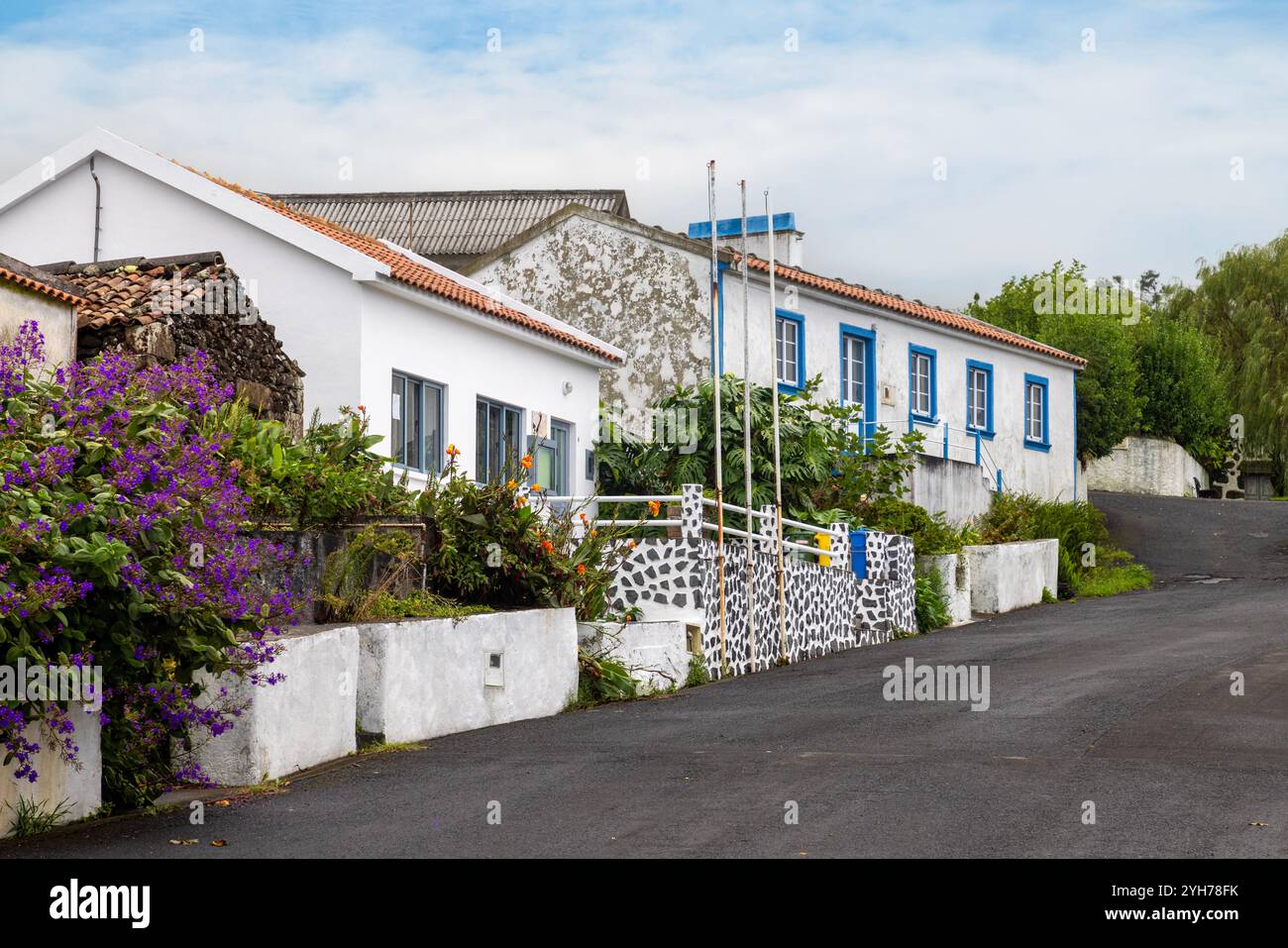 Auf der Insel Flores im Azoren-Archipel ist das kleine Dorf Mosteiro die kleinste Zivilpfarrei der Gemeinde Lajes das Flores. Stockfoto