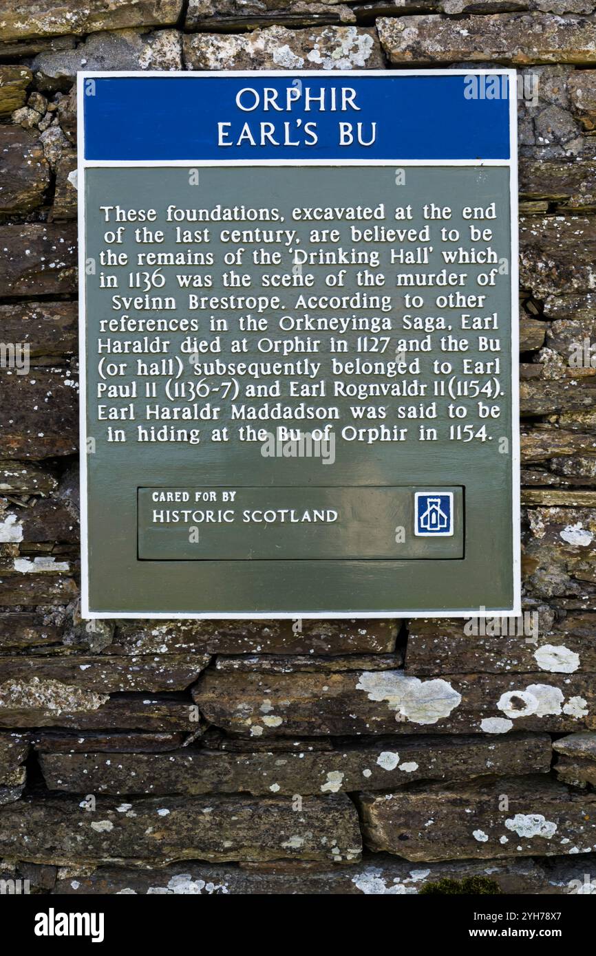 Ein historisches Schottland-Interpretationszeichen für den Earl's BU in Orphir auf dem Festland Orkney. Stockfoto