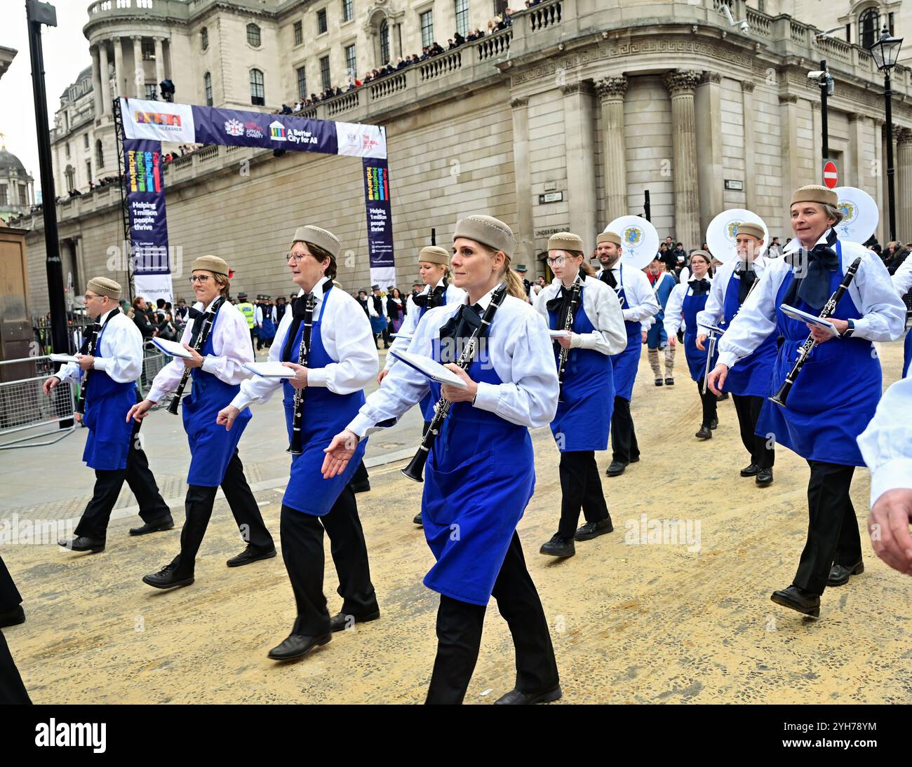 LONDON, GROSSBRITANNIEN. November 2024. Der Meister Jeremy Bedford und seine beiden Töchter bei der Parade für die Worshipful Company of Feltmakers, Zunft zur Waag und die ZURICH City Police Band nehmen 2024 an der Lord Mayor's Show Parade in London Teil. (Foto von 李世惠/siehe Li/Picture Capital) Credit: Siehe Li/Picture Capital/Alamy Live News Stockfoto