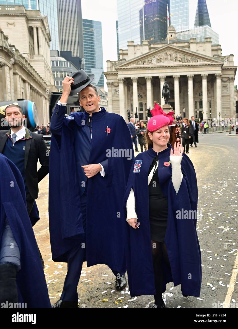 LONDON, GROSSBRITANNIEN. November 2024. Der Meister Jeremy Bedford und seine beiden Töchter bei der Parade für die Worshipful Company of Feltmakers, Zunft zur Waag und die ZURICH City Police Band nehmen 2024 an der Lord Mayor's Show Parade in London Teil. (Foto von 李世惠/siehe Li/Picture Capital) Credit: Siehe Li/Picture Capital/Alamy Live News Stockfoto