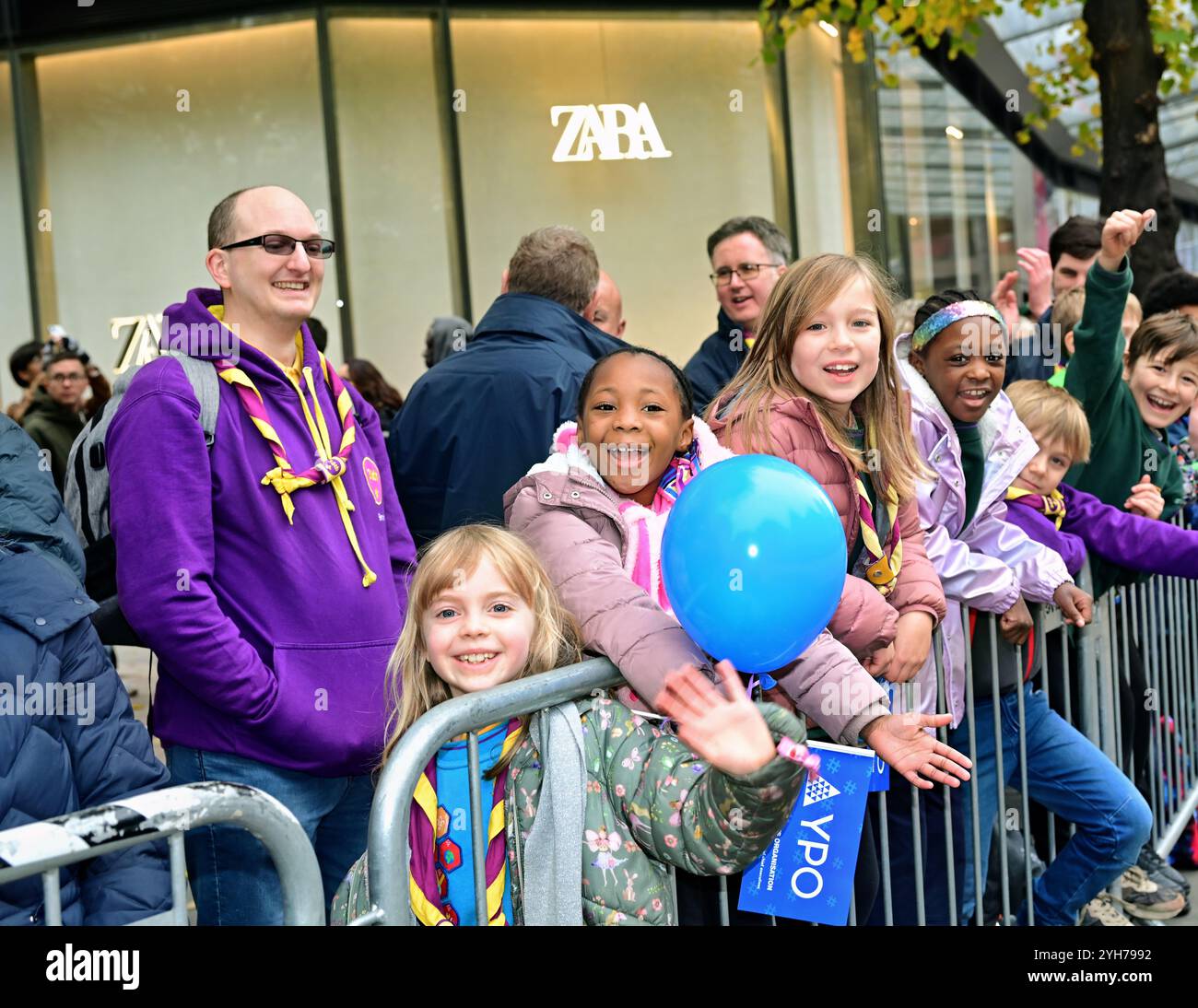 LONDON, GROSSBRITANNIEN. November 2024. Der Meister Jeremy Bedford und seine beiden Töchter bei der Parade für die Worshipful Company of Feltmakers, Zunft zur Waag und die ZURICH City Police Band nehmen 2024 an der Lord Mayor's Show Parade in London Teil. (Foto von 李世惠/siehe Li/Picture Capital) Credit: Siehe Li/Picture Capital/Alamy Live News Stockfoto