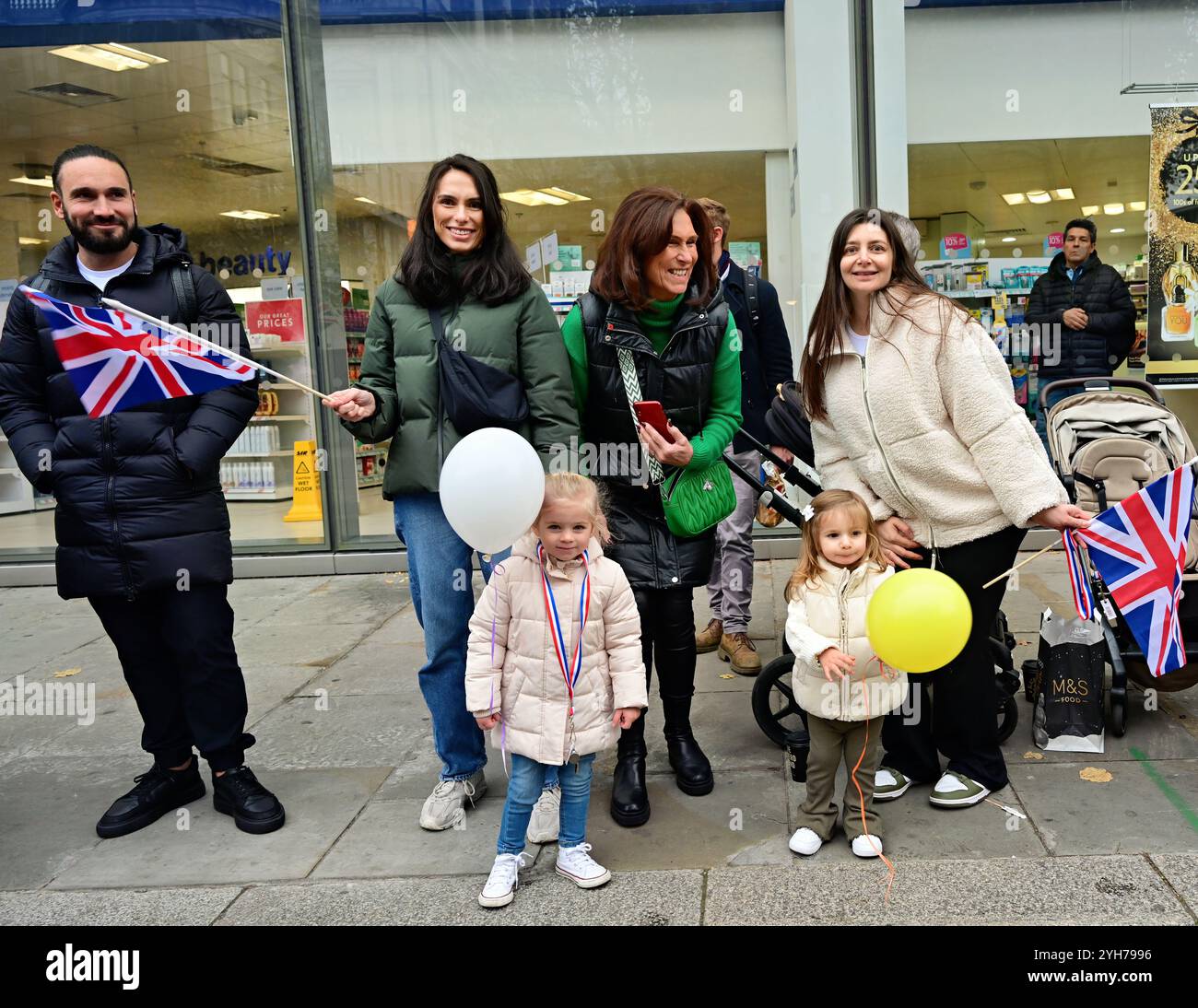 LONDON, GROSSBRITANNIEN. November 2024. Der Meister Jeremy Bedford und seine beiden Töchter bei der Parade für die Worshipful Company of Feltmakers, Zunft zur Waag und die ZURICH City Police Band nehmen 2024 an der Lord Mayor's Show Parade in London Teil. (Foto von 李世惠/siehe Li/Picture Capital) Credit: Siehe Li/Picture Capital/Alamy Live News Stockfoto