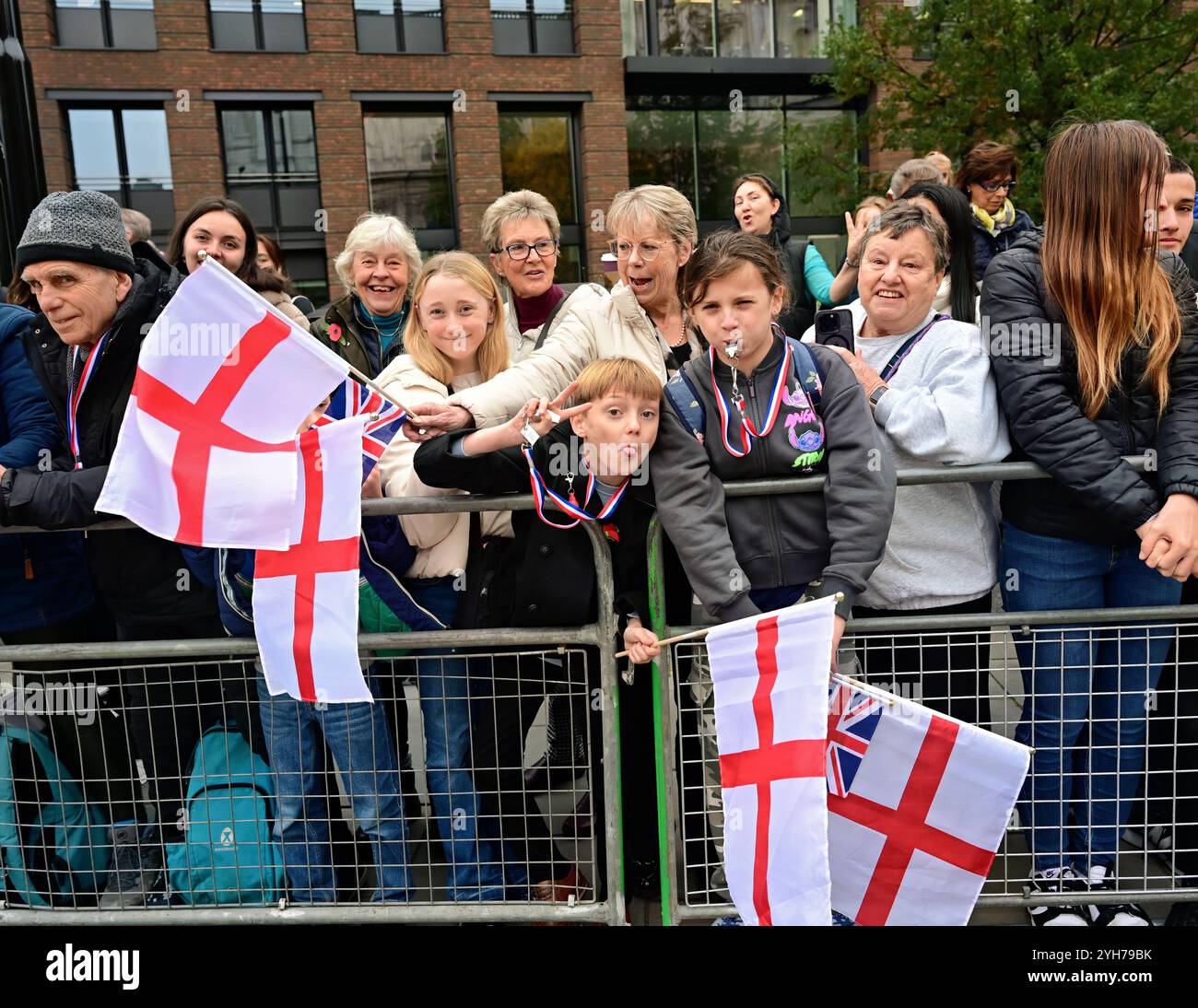 LONDON, GROSSBRITANNIEN. November 2024. Der Meister Jeremy Bedford und seine beiden Töchter bei der Parade für die Worshipful Company of Feltmakers, Zunft zur Waag und die ZURICH City Police Band nehmen 2024 an der Lord Mayor's Show Parade in London Teil. (Foto von 李世惠/siehe Li/Picture Capital) Credit: Siehe Li/Picture Capital/Alamy Live News Stockfoto