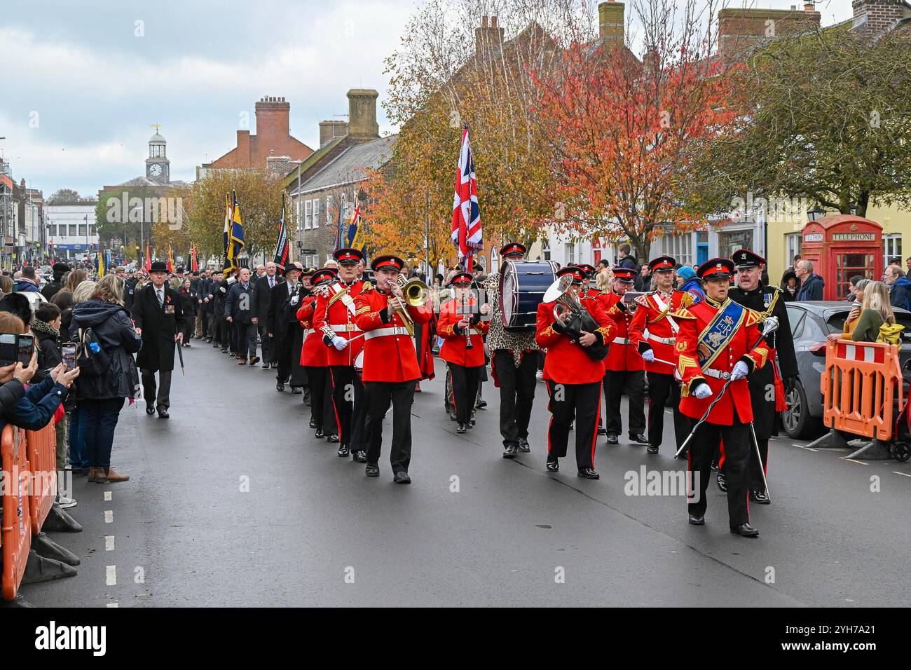 Bridport, Dorset, Großbritannien. November 2024. Bewohner, Soldaten, Veteranen und Stadträte kommen in großer Zahl in Bridport in Dorset, um am Gedenksonntag am Kriegsdenkmal vor der St. Mary’s Church ihren Respekt zu erweisen. Eine Parade vom Rathaus zum Kriegsdenkmal. Bildnachweis: Graham Hunt/Alamy Live News Stockfoto