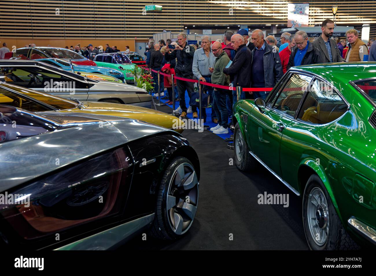 LYON, 8. November 2024 : die 45. Ausgabe der Epoqu'Auto-Ausstellung steht in Eurexpo und versammelt eine renommierte Auswahl an alten Autos, zahlreiche Aussteller und Aussteller Stockfoto