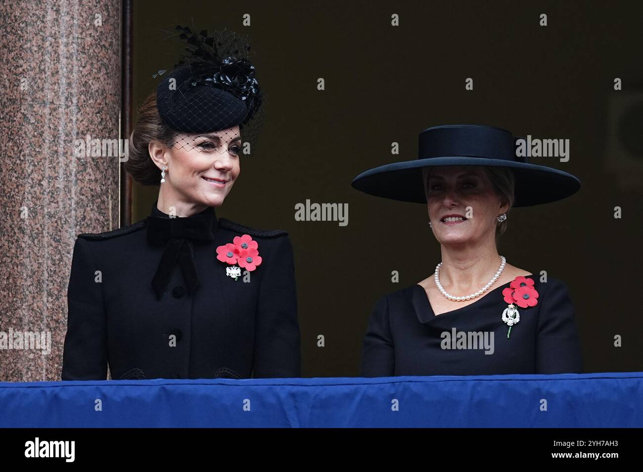 Die Prinzessin von Wales (links) und die Herzogin von Edinburgh auf einem Balkon im Foreign, Commonwealth and Development Office (FCDO) während der Gedenkfeier im Cenotaph in London. Bilddatum: Sonntag, 10. November 2024. Stockfoto