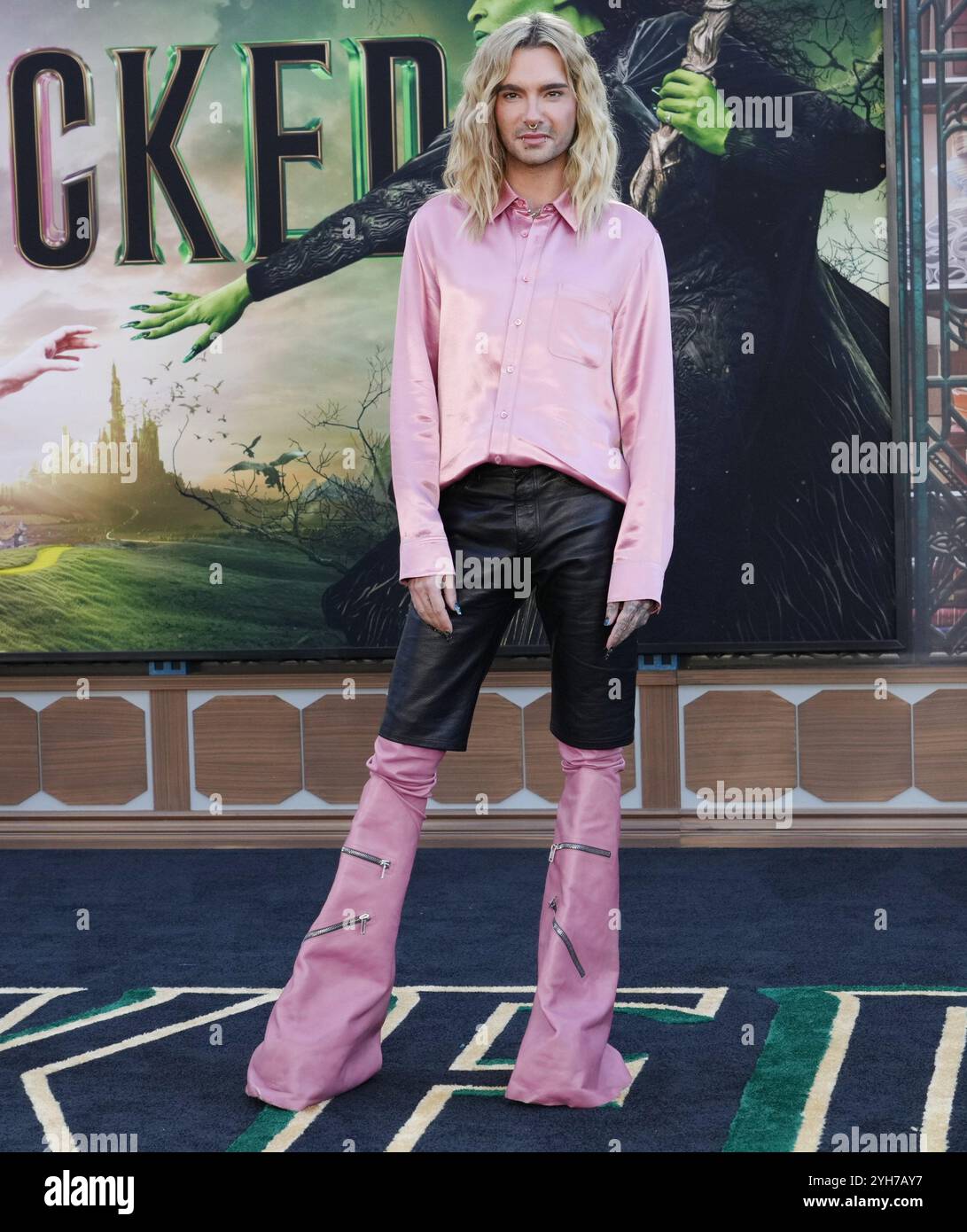 Los Angeles, USA. November 2024. Bill Kaulitz kommt am Samstag bei der BÖSEN Los Angeles Premiere der Universal Pictures im Dorothy Chandler Pavilion in Los Angeles, KALIFORNIEN. November 2024. (Foto: Sthanlee B. Mirador/SIPA USA) Credit: SIPA USA/Alamy Live News Stockfoto