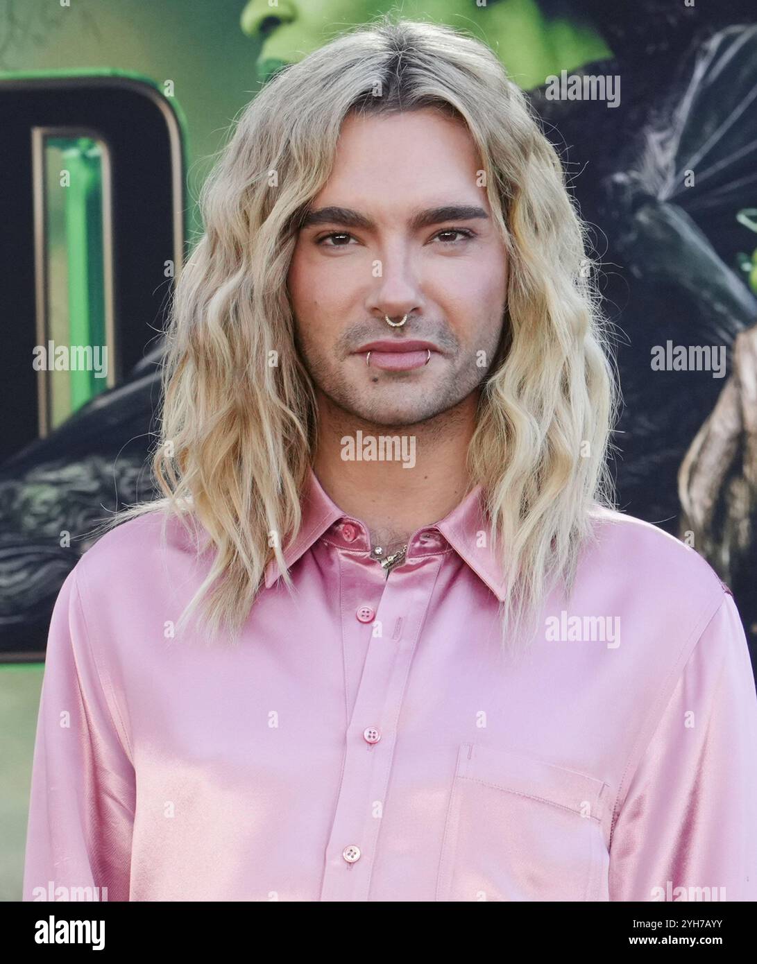 Los Angeles, USA. November 2024. Bill Kaulitz kommt am Samstag bei der BÖSEN Los Angeles Premiere der Universal Pictures im Dorothy Chandler Pavilion in Los Angeles, KALIFORNIEN. November 2024. (Foto: Sthanlee B. Mirador/SIPA USA) Credit: SIPA USA/Alamy Live News Stockfoto