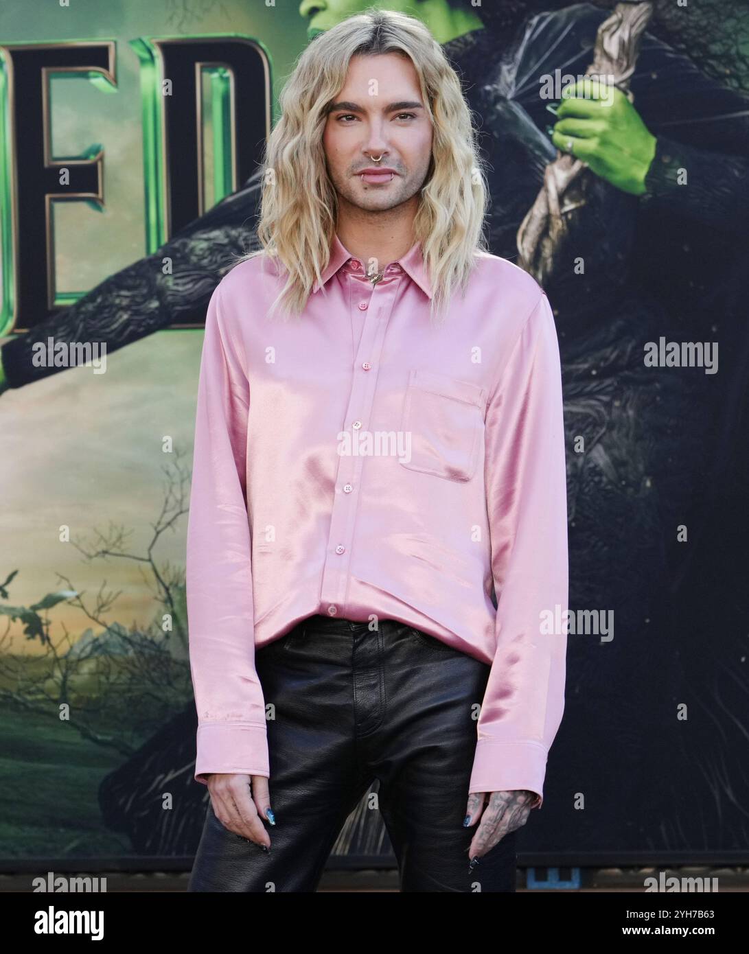 Los Angeles, USA. November 2024. Bill Kaulitz kommt am Samstag bei der BÖSEN Los Angeles Premiere der Universal Pictures im Dorothy Chandler Pavilion in Los Angeles, KALIFORNIEN. November 2024. (Foto: Sthanlee B. Mirador/SIPA USA) Credit: SIPA USA/Alamy Live News Stockfoto