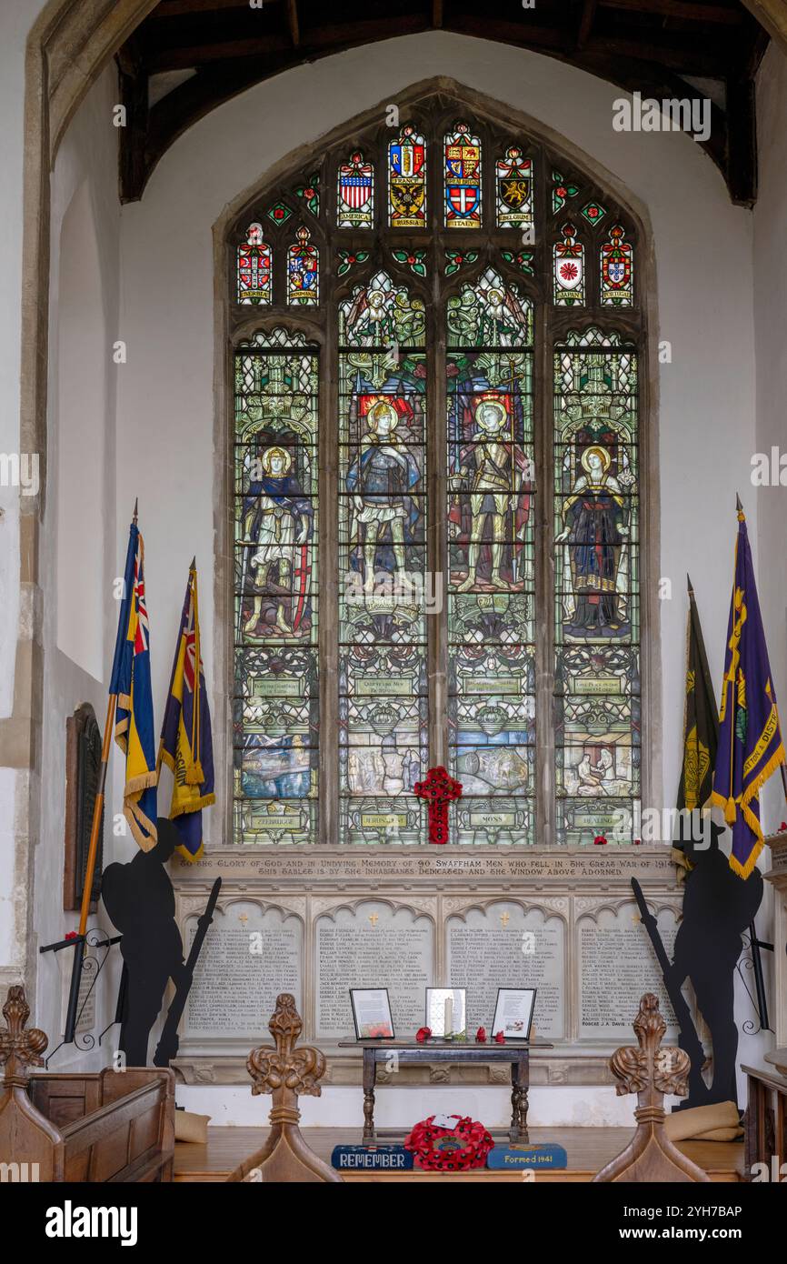 St. Peter und St. Paul Pfarrkirche in Swaffham, North Norfolk, Norfolk, England, Großbritannien - Innenansicht des Kriegsdenkmals Stockfoto