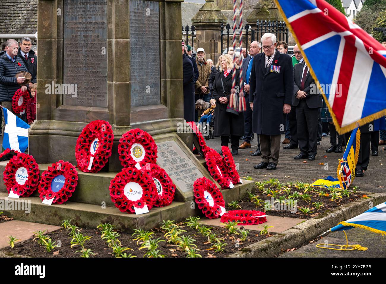 Haddington, East Lothian, Schottland, Vereinigtes Königreich, 10. November 2024. Gedenktag-Parade und Kranzverlegung: Die Mohnkranzverlegung am Kriegsdenkmal im Marienkirchhof. Quelle: Sally Anderson/Alamy Live News Stockfoto