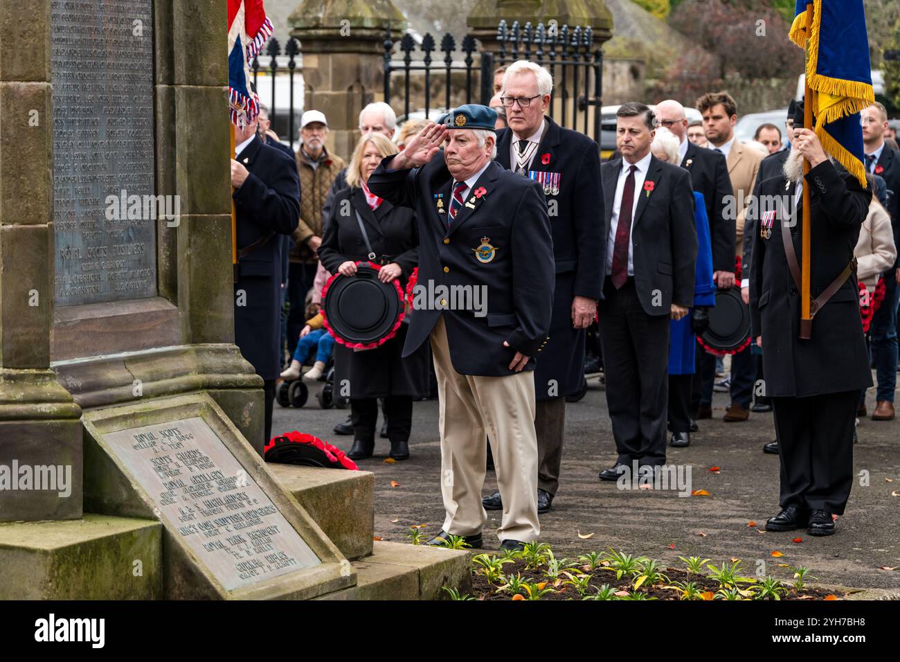 Haddington, East Lothian, Schottland, Vereinigtes Königreich, 10. November 2024. Parade zum Gedenktag und Kranzlegen: Der örtliche Abgeordnete Douglas Alexander und MSP Craig Hoy nehmen an der Mohnkranz-Zeremonie am Kriegsdenkmal in St. Mary's Kirchhof Teil. Quelle: Sally Anderson/Alamy Live News Stockfoto