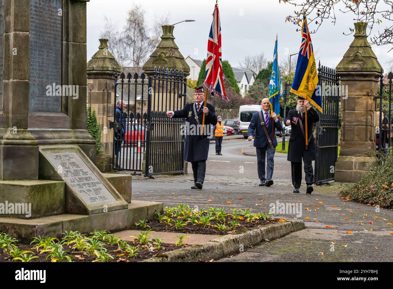 Haddington, East Lothian, Schottland, Vereinigtes Königreich, 10. November 2024. Gedenktag-Parade und Kranzverlegung: Die Mohnkranzverlegung am Kriegsdenkmal im Marienkirchhof. Quelle: Sally Anderson/Alamy Live News Stockfoto