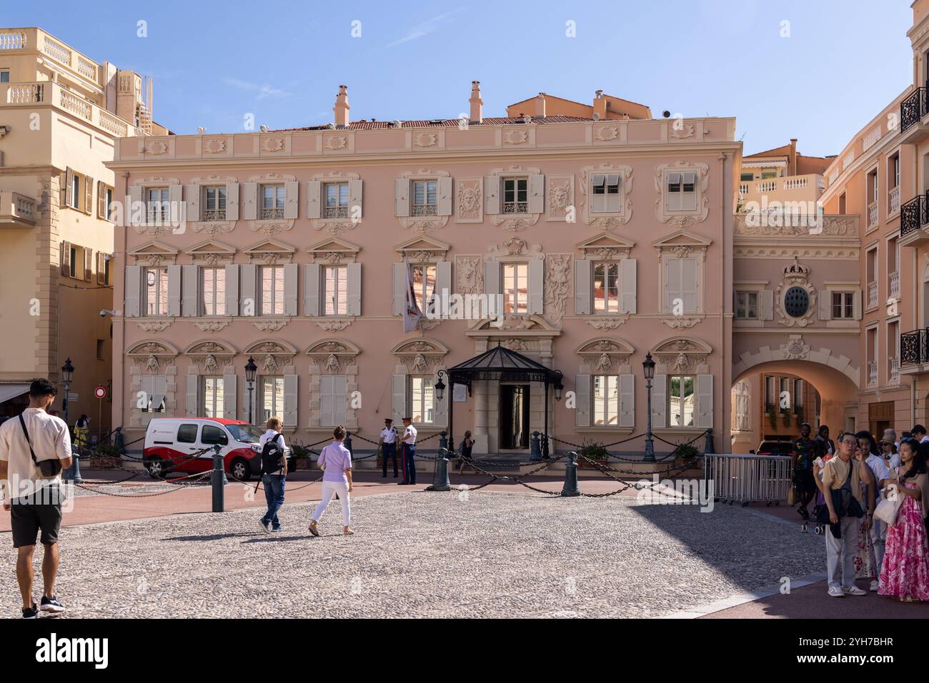 Schönes rosafarbenes Gebäude am Place du Palais, Palastplatz, Monte Carlo, Monaco, Südfrankreich, Französische Riviera Stockfoto