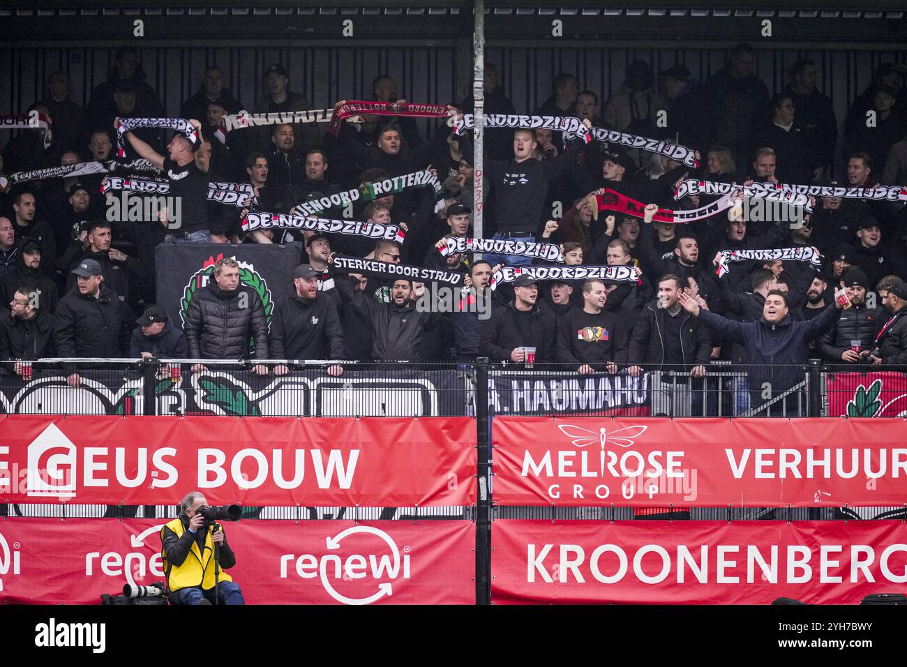 Almere - Fans von Feyenoord während der zwölften Runde der Eredivisie Saison 2024/2025. Das Spiel findet am 10. November 2024 im Yanmar Stadion in Almere, Niederlande, statt. (Box to Box Pictures/Yannick Verhoeven) Stockfoto