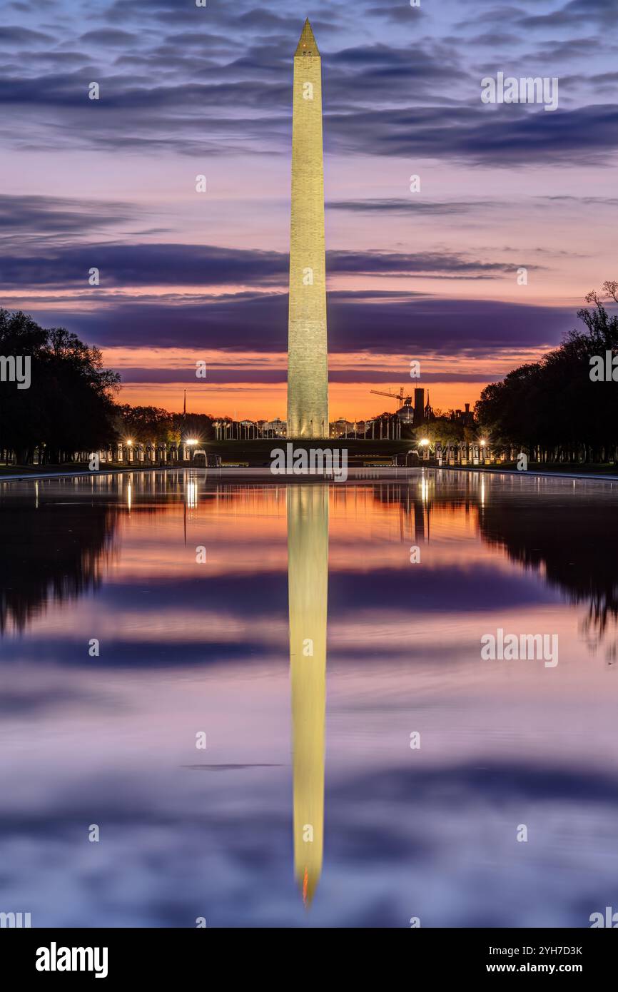 Das beleuchtete Washington Monument vor Sonnenaufgang spiegelt sich im berühmten reflektierenden Pool Stockfoto