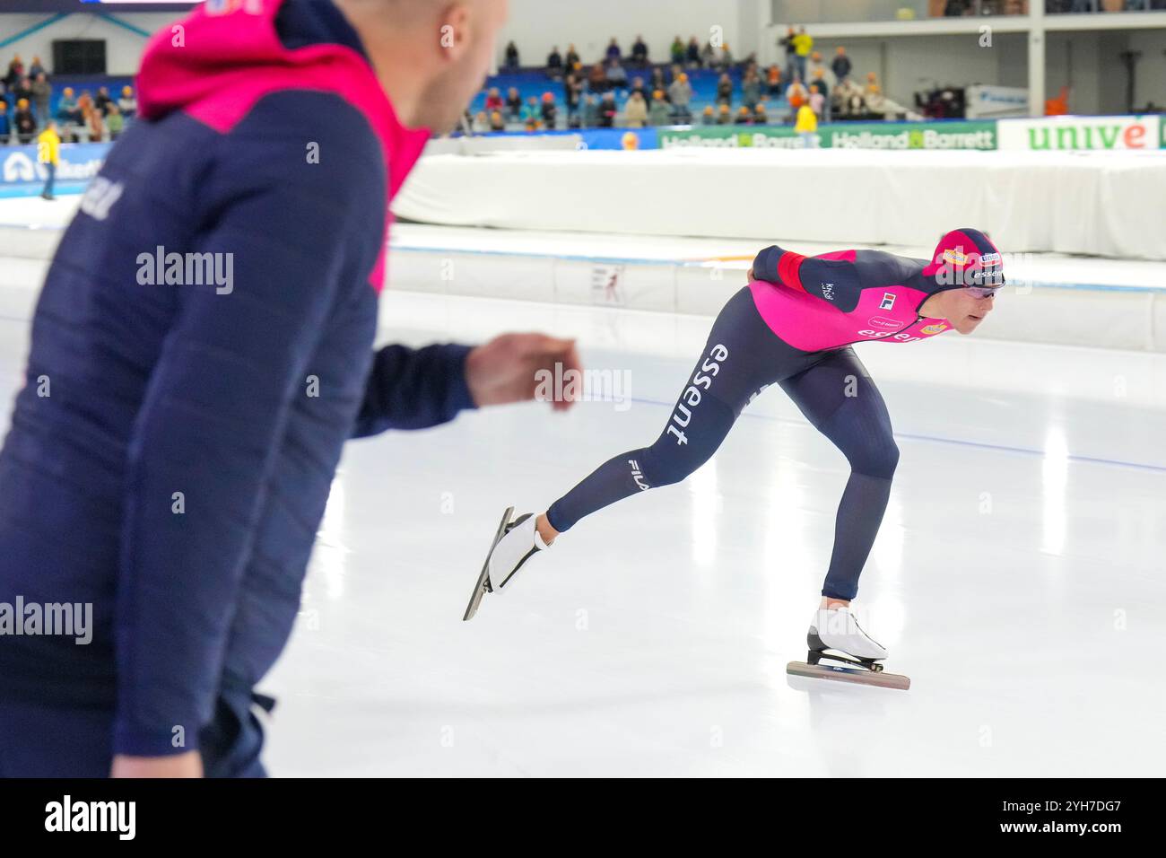 HEERENVEEN, NIEDERLANDE – 10. NOVEMBER: Freek van der Ham beim Speed Skating WCQT am 10. November 2024 in Heerenveen, Niederlande (Foto: Douwe Bijlsma/Orange Pictures) auf der 10000 m Stockfoto