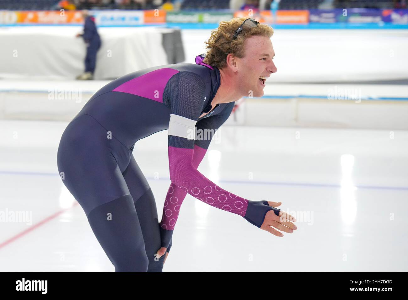 HEERENVEEN, NIEDERLANDE – 10. NOVEMBER: Jasper Krommenhoek tritt am 10. November 2024 auf der 10000 m langen Strecke während des Speed Skating WCQT in Heerenveen, Niederlande an (Foto: Douwe Bijlsma/Orange Pictures) Stockfoto