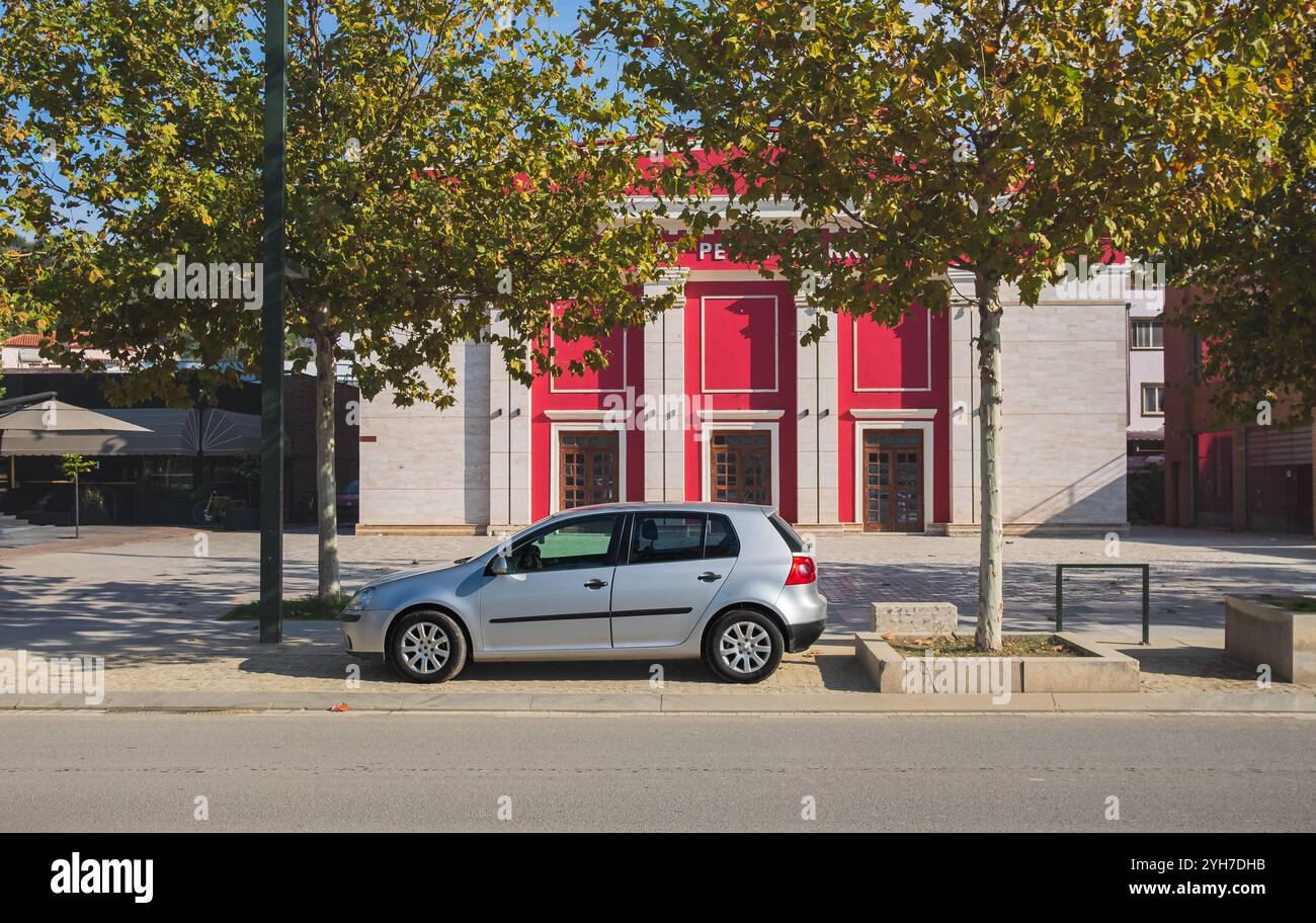 Fassade des albanischen Theaters in Vlore. Wahrzeichen Vlore Albanien, Theater Petro Marko. Rathaus im Stadtzentrum von Vlore. Albanische Kultur, Traditionen a Stockfoto
